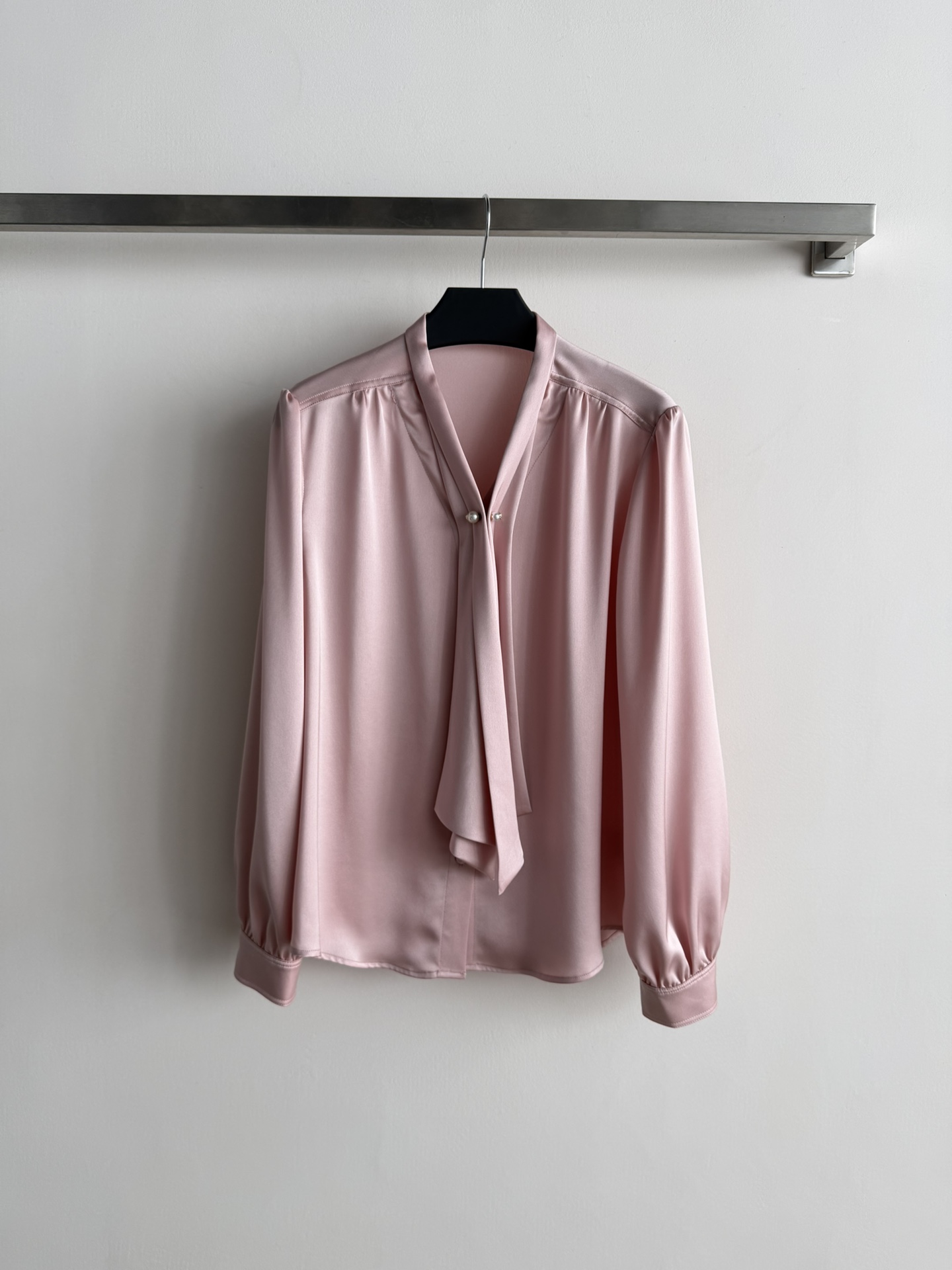 NO:689155,26 new French V-neck shirts, made of acetic acid blended fabrics, full of luster, great drape, comfortable and breathable ~ V-neck ribbon design, elegant and fashionable, easy to wear for commuting and dating. Loose fit, multiple colors available, looks great with trousers or skirts, easily creates a high-end atmosphere, really suitable for workplace wear. SML, women's clothing, loro piana, skirts, shirts,1986090926新款法式V领衬衫,采用醋酸混纺面料,光泽感满满,垂坠感超赞,穿着舒适又透气~V领飘带设计,优雅又时尚,通勤约会都能轻松驾驭.宽松版型,多色可选,搭配裤装或裙装都很出彩,轻松打造高端大气,职场穿搭真的太合适啦SML,女装,loro piana,skirts,shirts,,Women's clothing