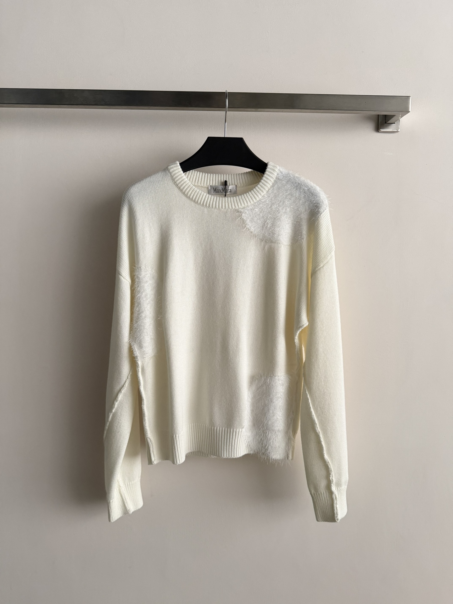 NO:677669,MaxMar* 25 new autumn and winter new pullover sweater. This upper body is full of elegance and charm. The spliced ​​fur design adds a sense of fashion and makes you stand out from the crowd. It also injects an artistic flavor into this sweater. Whether it is daily wear or attending important occasions, it can make you the center of attention. It is your best choice for fashionable wear. SML, MaxMara-clothing, loro piana, sweaters,19860909MaxMar* 25秋冬新款套头毛衫这款上身尽显优雅魅力,拼接毛毛设计增添时尚感,让你在人群中脱颖而出.更是为这件毛衣注入了艺术气息,无论是日常穿着还是出席重要场合,它都能让你成为焦点,是你时尚穿搭的不二之选SML,麦丝玛拉-服装,loro piana,sweaters,,Women's clothing