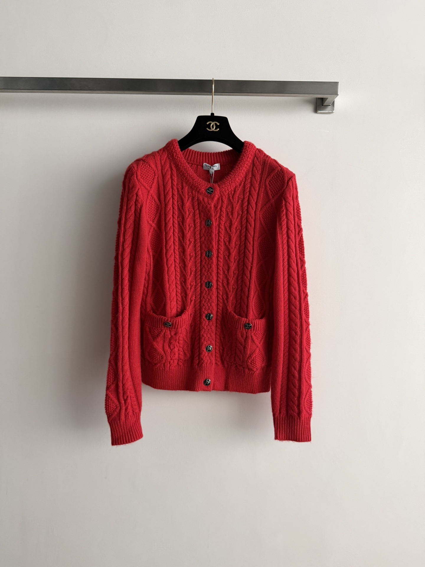 NO:677665,CHANE*25FW new knitted cardigan round neck is simple and versatile, the texture is soft and comfortable, and the upper body shows a gentle temperament. The regular version is comfortable and unrestricted on the upper body, and can be worn for daily commuting!  SML-,Chanel-clothing,chanel,chanel,19860909CHANE*25FW新款针织开衫圆领简洁百搭,质感柔软舒适,上身显温柔气质 常规版型上身自在无束缚,日常通勤都可穿！SML-,香奈儿-服装,chanel,chanel,,Women's clothing