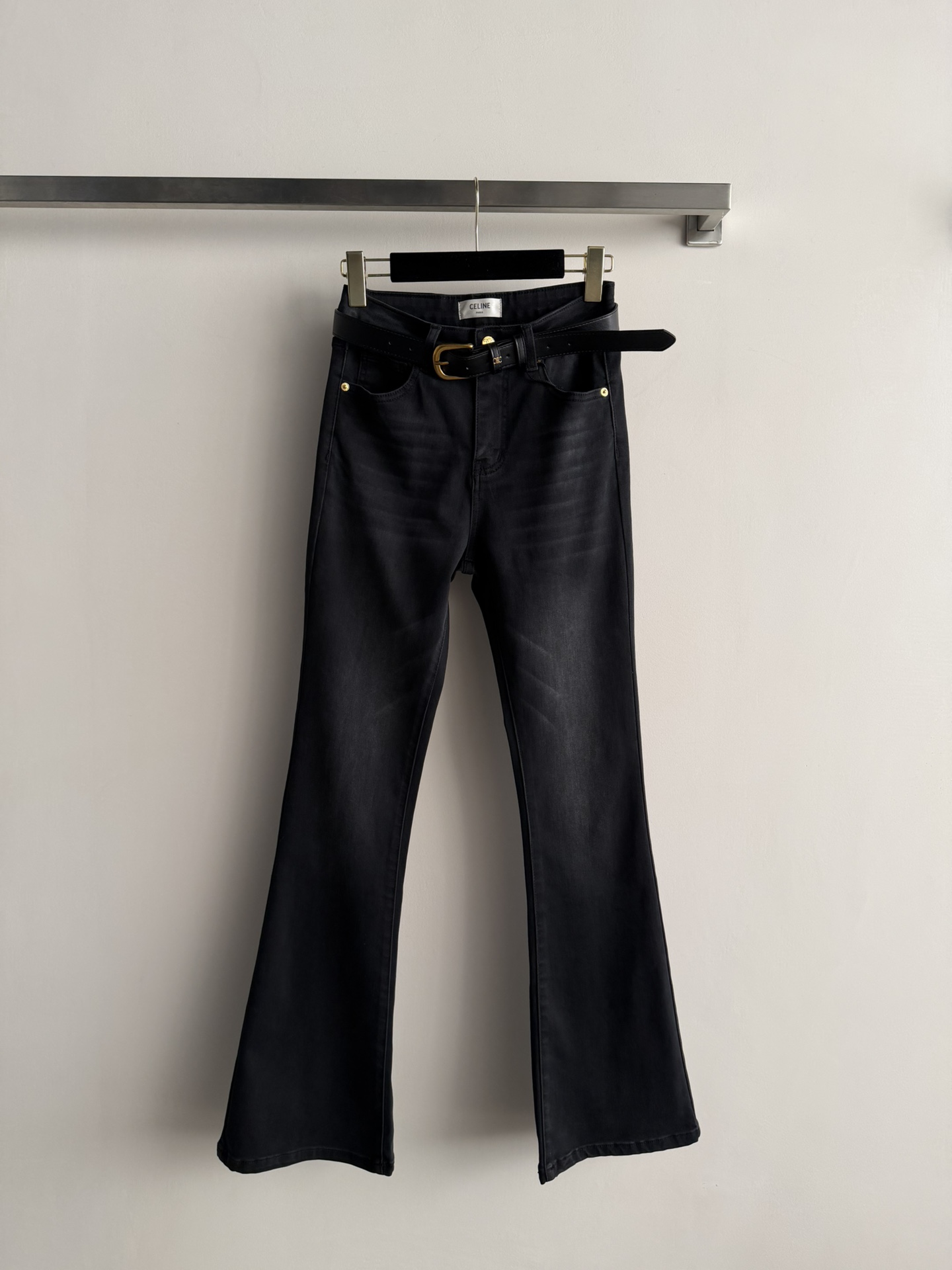 NO:677671,CELIN*25 new autumn and winter high-waisted boot-cut trousers are made of high-quality fabrics, soft and elastic, super comfortable to wear! The boot-cut trousers modify the leg shape, make you look slimmer and taller, and the brand logo embroidery on the pocket side is full of details! It can be easily controlled for commuting and dating. Pair it with a simple top T or shirt, simple and textured, it is a must-have item for autumn and winter! SML, Celine-clothing, celine, celine, loro piana, shirts,19860909CELIN*25秋冬新款高腰微喇长裤 采用高品质面料,柔软有弹性,穿着超舒适!微喇裤型修饰腿型,显瘦显高计,口袋边品牌logo刺绣 细节满分!通勤、约会都能轻松驾驭,搭配简单上衣T或衬衫,简约又有质感,是秋冬必入单品!SML,赛琳-服装,celine,celine,loro piana,shirts,,Women's clothing