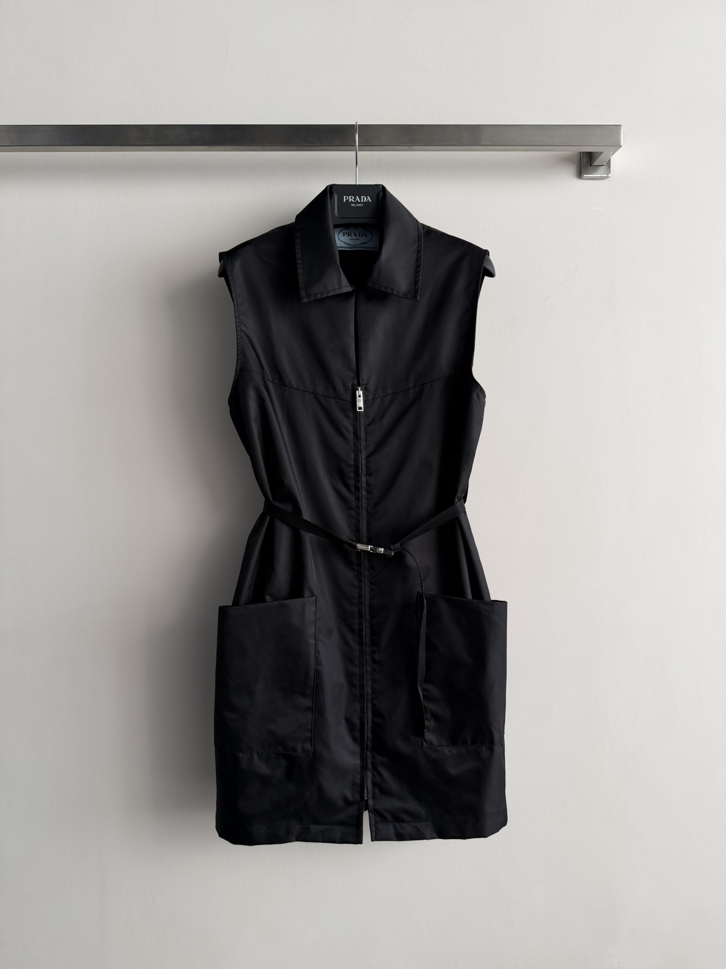 NO:677677,Prad*26 new early spring black sleeveless dress, made of light nylon fabric, simple and detailed. The zipper opening and adjustable belt can easily outline the waistline, and the two large pockets are super practical and fashionable. The overall tailoring is neat, and it is OK for early spring or daily wear. Pair it with boots or sneakers to easily switch styles and have a perfect sense of fashion! SML, Prada-clothing, loro piana, prada, prada, boots, sneakers, skirts,19860909Prad*26早春新款黑色无袖连衣裙,采用轻薄尼龙面料,简约又有细节感.拉链开合可调节腰带,轻松勾勒腰线,两个大口袋超实用又时髦.整体剪裁利落,早春或日常穿搭都很OK,搭配靴子或运动鞋,轻松切换风格,时尚感满分!SML,普拉达-服装,loro piana,prada,prada,boots,sneakers,skirts,,Women's clothing