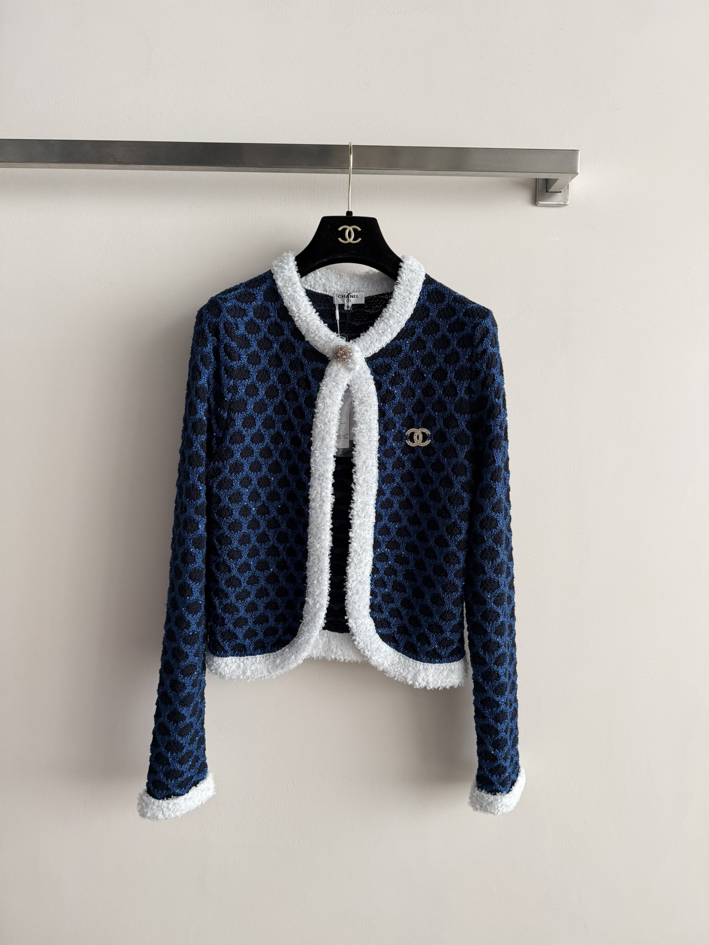 NO:677670,CHANE*26 new short jacket, classic contrasting colors with a retro and luxurious feel, piping design highlights exquisiteness, double C brooch decoration on the chest makes it more elegant. Suitable for commuting or formal occasions, SML-, Chanel-clothing, chanel, chanel, jackets & coats, brooch, breastpin,19860909CHANE*26新款短款外套,经典撞色兼具复古与奢华感,滚边设计凸显精致,胸前双C胸针装饰更显优雅 通勤或正式场合都适合SML-,香奈儿-服装,chanel,chanel,jackets & coats,brooch，breastpin,,Women's clothing