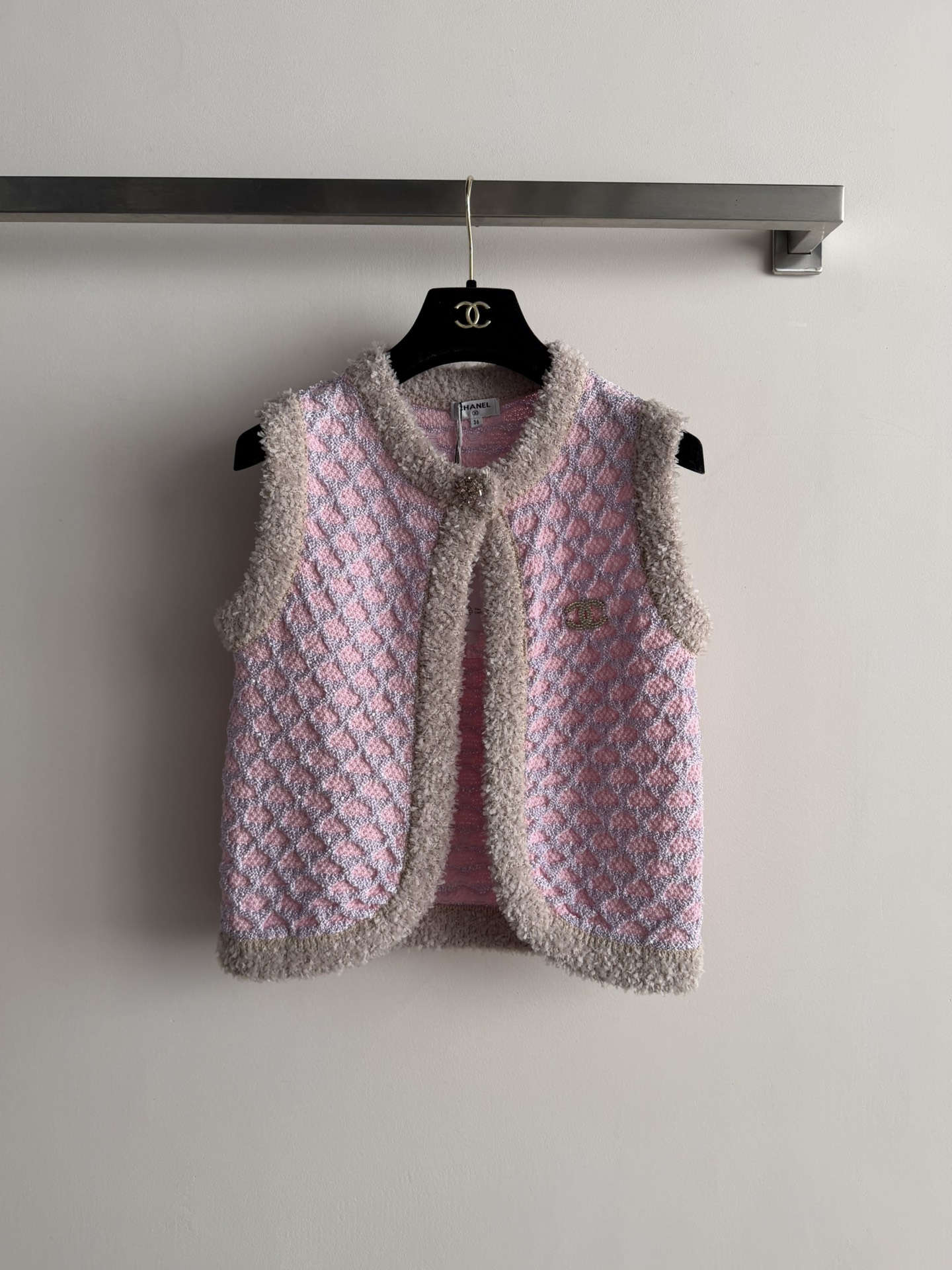 NO:677672,CHANE*26 new style vest has a classic contrasting color that combines retro and luxury. The piping design highlights the sophistication. The collar is decorated with rhinestones and the double C brooch decoration on the chest is more elegant. Casual stacking will show your temperament. SML-, Chanel-clothing, chanel, chanel, brooch, breastpin,19860909CHANE*26新款马甲经典撞色兼具复古与奢华感,滚边设计凸显精致,衣领水钻装饰胸前双C胸针装饰更显优雅 随意叠搭都显气质SML-,香奈儿-服装,chanel,chanel,brooch，breastpin,,Women's clothing