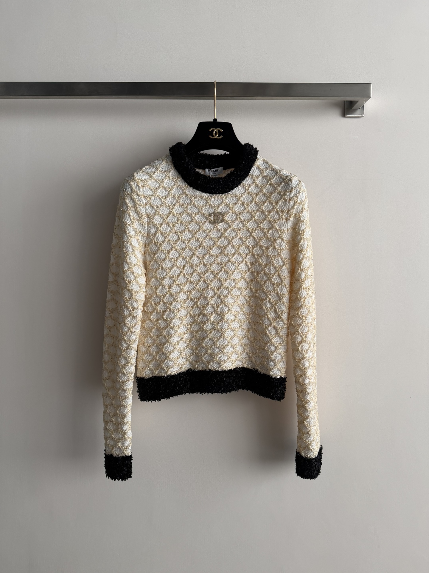 NO:677674,CHANE*26 new style pullover knitted classic contrasting color combines retro and luxury. The piping design highlights the exquisiteness. The double C brooch decoration on the chest is more elegant. It can be layered casually or worn alone to show your temperament. SML-, Chanel-clothing, chanel, chanel, brooch, breastpin,19860909CHANE*26新款套头针织经典撞色兼具复古与奢华感,滚边设计凸显精致,胸前双C胸针装饰更显优雅 随意叠搭或单穿都显气质SML-,香奈儿-服装,chanel,chanel,brooch，breastpin,,Women's clothing