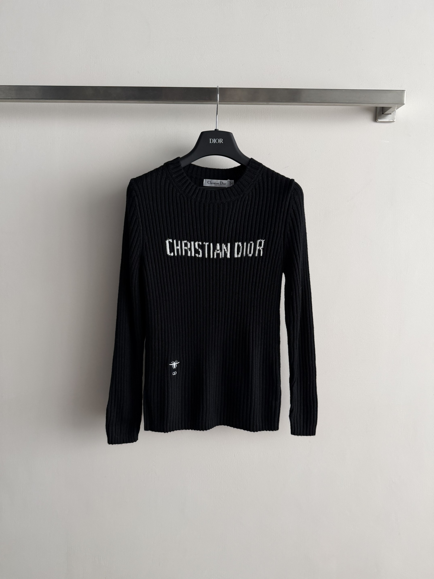 NO:687543,Dio*26's new knitted bottoming shirt has a slim fit and vertical stripe design. It has an unattractive temperament. The fabric is delicate, soft and comfortable, and the letters on the chest are embellished. The upper body is slim and versatile!  Simple to the extreme is fashionable SML,, dior,19860909Dio*26新款针织打底衫修身版型竖条纹设计,气质不挑人 面料细腻柔软舒适,胸前字母点缀 上身显瘦又百搭！简单到极致就是时髦SML,,dior,,Women's clothing