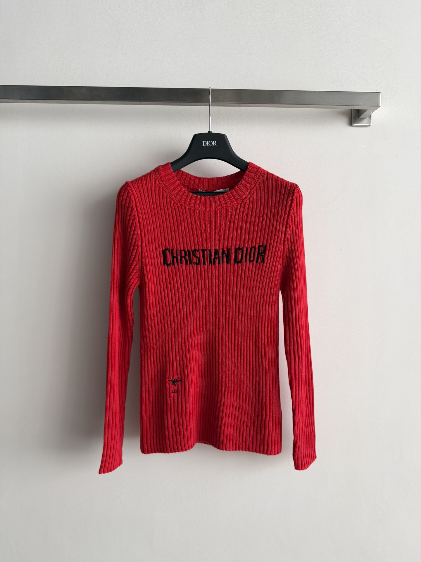 NO:677676,Dio*26's new knitted bottoming shirt has a slim fit and vertical stripe design. It has an unattractive temperament. The fabric is delicate, soft and comfortable, and the letters on the chest are embellished. The upper body is slim and versatile!  Simple to the extreme is fashionable SML-, Dior-clothing, dior, dior,19860909Dio*26新款针织打底衫修身版型竖条纹设计,气质不挑人 面料细腻柔软舒适,胸前字母点缀 上身显瘦又百搭！简单到极致就是时髦SML-,迪奥-服装,dior,dior,,Women's clothing