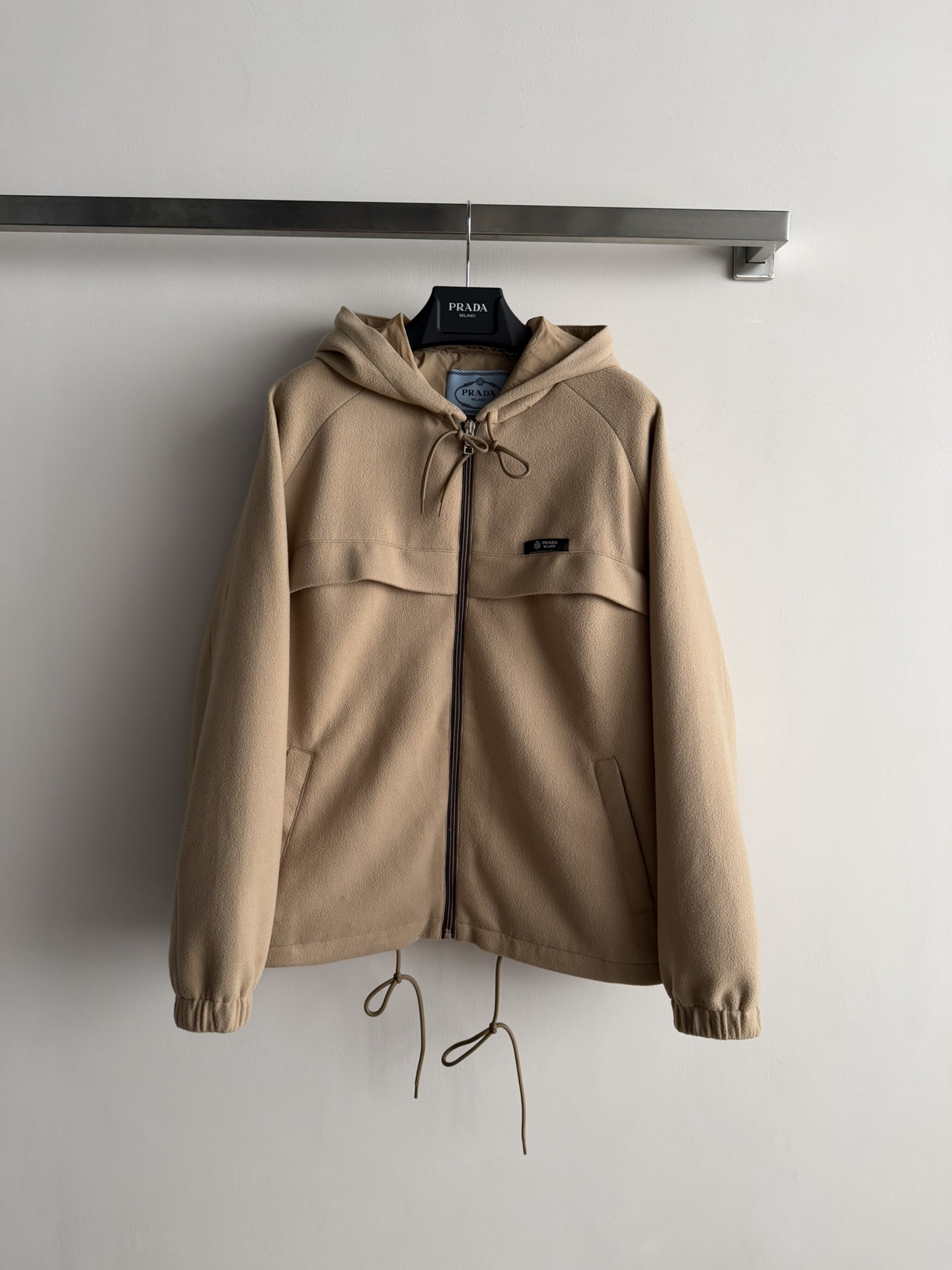 NO:677678,Prad* new autumn and winter khaki fleece jacket, soft fleece material, light and warm, hooded drawstring design is super practical, zipper opening and closing is easy to put on and take off. The brand logo on the chest is simple and recognizable, the loose version is not flattering, and can be easily used for commuting and leisure. The fleece fabric is easy to care for, and it can be paired with a sweater or jeans in autumn and winter. It is casual and textured, and it is easy to get a high-end look with SML-, Prada-clothing, prada, prada, jeans, jackets &  coats, hats,19860909Prad*秋冬新款卡其色抓绒外套,柔软抓绒材质,轻便又保暖,连帽抽绳设计超实用,拉链开合方便穿脱.胸前品牌标识,简约又有辨识度,宽松版型不挑身材,通勤休闲都能轻松驾驭.抓绒面料易打理,秋冬搭配针织衫或牛仔裤,随性又有质感,轻松get高级感穿搭SML-,普拉达-服装,prada,prada,jeans,jackets & coats,hats,,Women's clothing