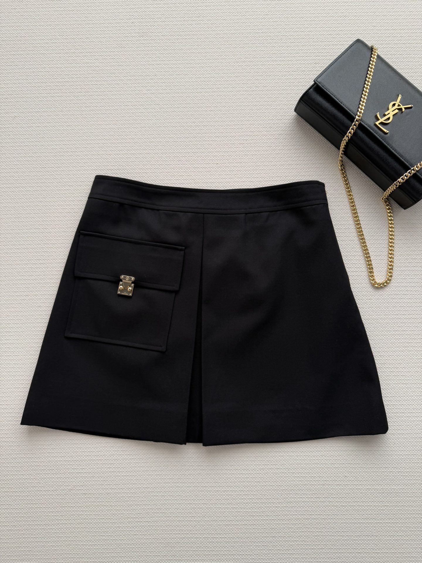 NO:677661,LouisVuitto*26 new early spring pocket skirt has a simple A-line shape and a front metal buckle pocket design, which is practical and detailed. The skirt is moderate in length and can be easily controlled for commuting, shopping, and leisure. It goes well with shirts or T-shirts~ The black color is versatile and is a must-have item in the wardrobe. SML-, Louis Vuitton-clothing, louis vuitton, louis vuitton, skirts, shirts, tees, t-shirt,19860909LouisVuitto*26早春新款口袋半裙简约A字版型,正面金属扣口袋设计,实用又有细节感.裙长适中,通勤,逛街,休闲都能轻松驾驭,搭配衬衫或T恤都很OK~黑色百搭,是衣橱必备单品SML-,路易威登-服装,louis vuitton,louis vuitton,skirts,shirts,tees，t-shirt,,Women's clothing