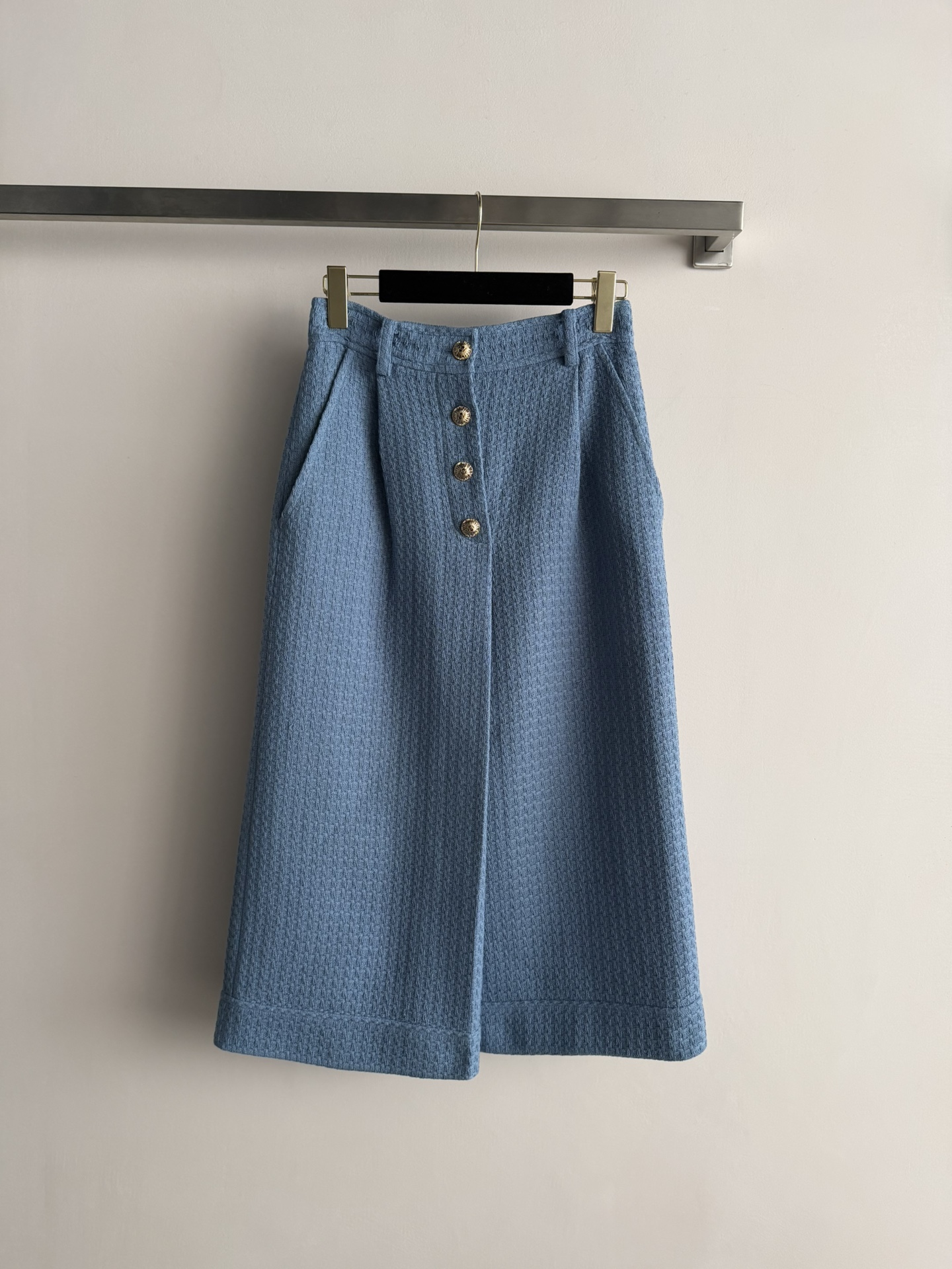 NO:677663,Chane*26 early spring vacation series blue tweed skirt is full of texture. The light blue tone is fresh and elegant, and the French sense of luxury is full! The single row of gold buttons on the front are decorated with high-end luxury. It is exquisite and elegant with the series of jackets, with pearl necklaces, and chain bags. It can be easily controlled for daily commuting or vacation. SML-, Chanel-clothing, chanel, chanel, skirts, jackets & coats, necklace,19860909Chane*26早春度假系列蓝色粗花呢半裙粗花呢面料肌理感满满,浅蓝色调清新优雅,法式高级感拉满!前襟处单排金色纽扣装饰高级奢华 搭配系列外套精致优雅范,搭配珍珠项链,链条包更出彩日常通勤或度假都能轻松驾驭 SML-,香奈儿-服装,chanel,chanel,skirts,jackets & coats,necklace,,Women's clothing