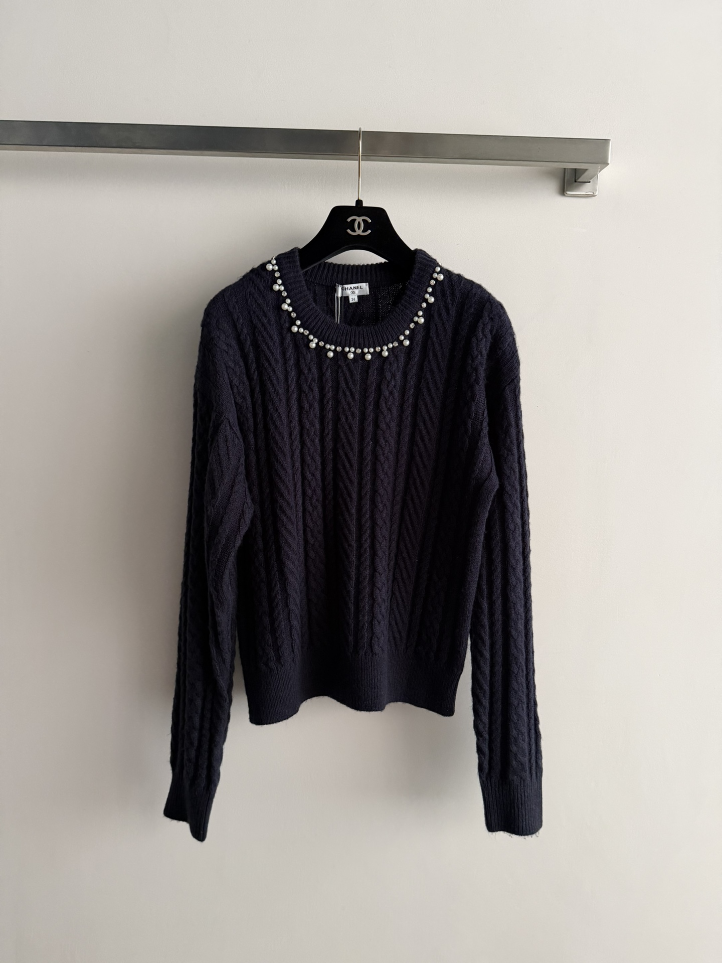 NO:693848,The neckline of CHANE's latest pullover sweater is decorated with pearls and bright diamonds. It is cut with exquisite cable-knitted flowers and is high-end and fashionable. The regular version is easy to match and is super versatile. It can be worn with any combination. SML-,,chanel,19860909CHANE*新款套头毛衫领口处饰有珍珠亮钻装饰点缀 精致吸晴绞花工艺裁剪高级时髦,常规版型不挑人超百搭,随意搭配都超减龄SML-,,chanel,,Women's clothing