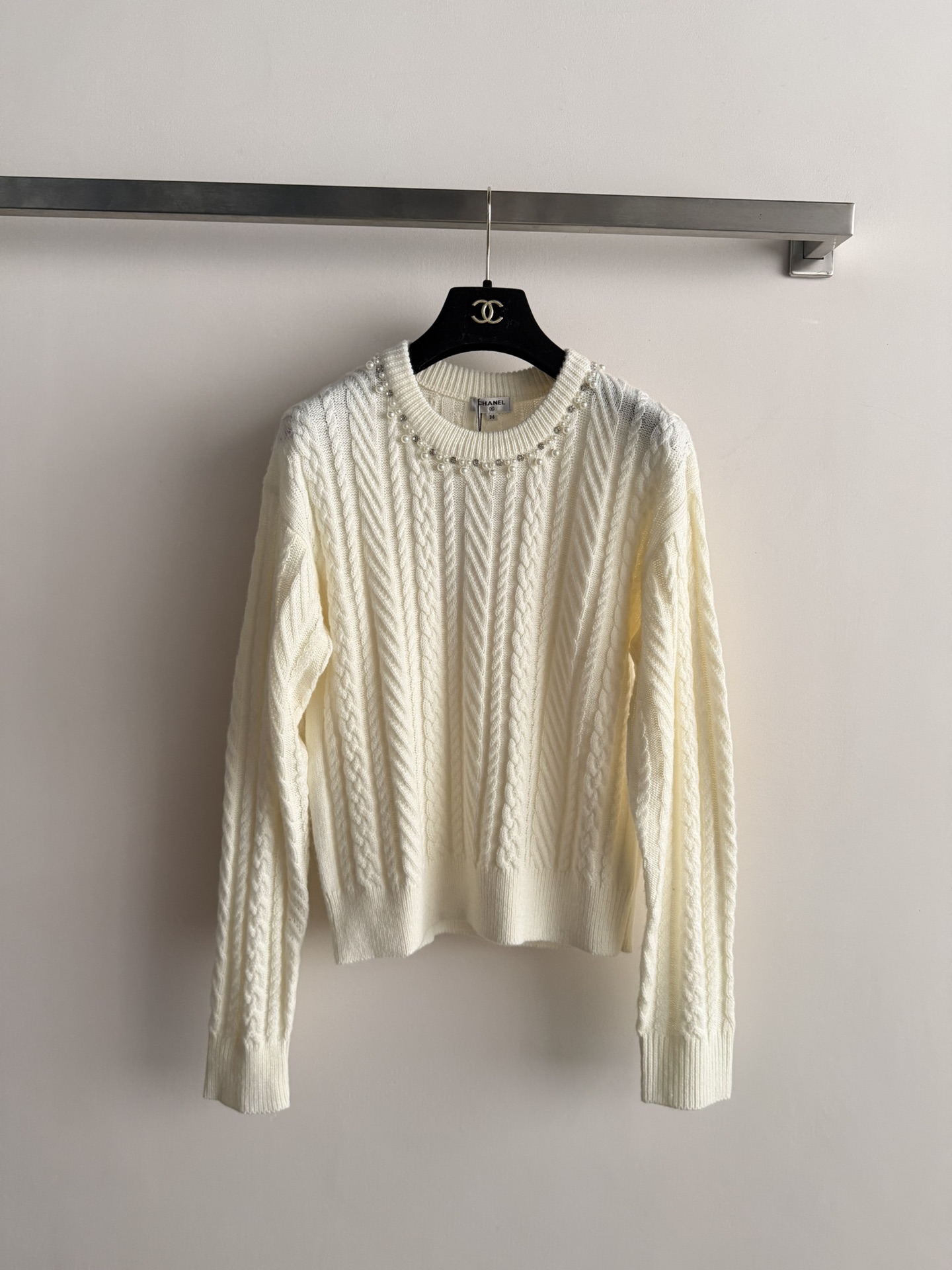 NO:689147,CHANE*'s new pullover sweater is decorated with pearls and bright diamonds on the neckline. It is cut with exquisite weather-resistant cable work and is high-end and fashionable. The regular version is easy to match and is super versatile. It is super age-reducing with any combination. SML-, Chanel-clothing, chanel, chanel,19860909CHANE*新款套头毛衫领口处饰有珍珠亮钻装饰点缀 精致吸晴绞花工艺裁剪高级时髦,常规版型不挑人超百搭,随意搭配都超减龄SML-,香奈儿-服装,chanel,chanel,,Women's clothing