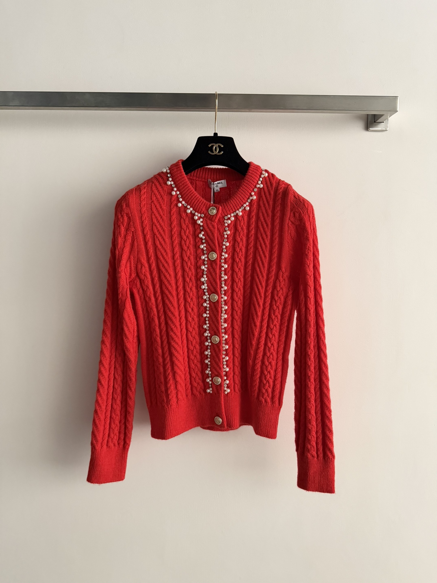 NO:689144,CHANE's latest cable-knit cardigan adopts classic twist knitting texture, and is decorated with pearl strings and bright diamond embellishments from the collar to the placket, adding more exquisite elegance. It can be easily worn whether it is daily wear or special occasions. SML-, Chanel-clothing, chanel, chanel,19860909CHANE*新款绞花针织开衫采用经典麻花编织纹理,领口至门襟处装饰有珍珠串与亮钻点缀 增添更多精致优雅感无论是日常穿搭还是特别场合,都能轻松驾驭SML-,香奈儿-服装,chanel,chanel,,Women's clothing