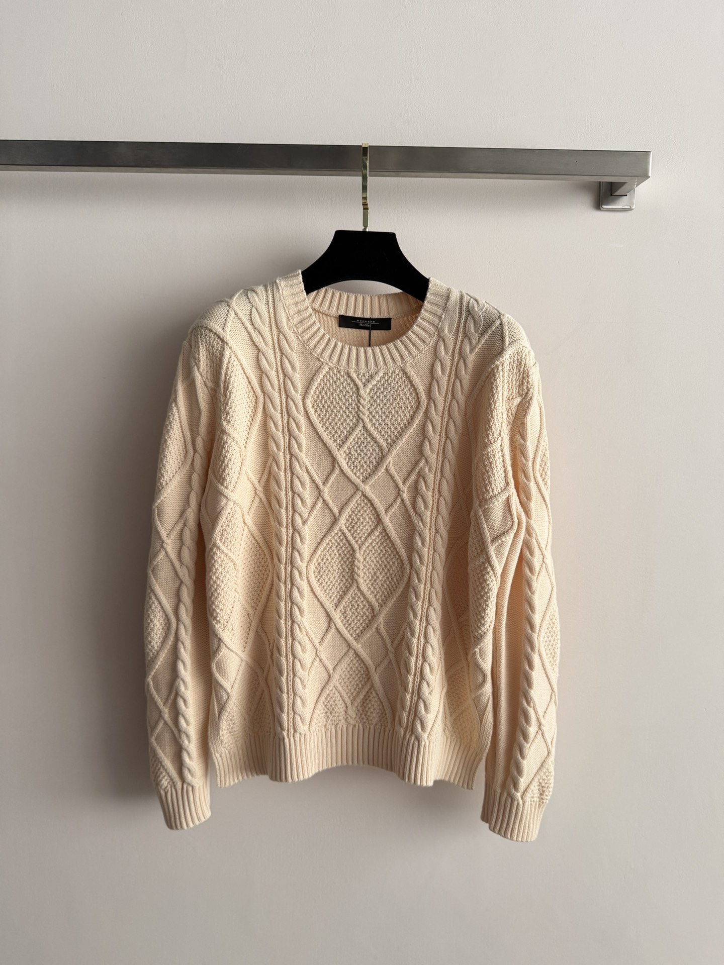 NO:693859,Ma*Mar*'s new pullover knitted vintage twist texture is classic and attractive. The round neck design is simple and elegant. It shows your temperament when worn alone. It can also be easily worn as an inner layer to give off the low-key and high-end feeling of old money style. It is very fashionable for daily outings. One of the must-have wardrobe items SML-,,19860909Ma*Mar*新款套头针织复古麻花纹理经典又耐看,圆领设计简洁大方 单穿显气质,作为内搭也都能轻松穿出老钱风那种低调高级的感觉.日常出街随便一套就很有范衣橱必备单品之一SML-,,,Women's clothing