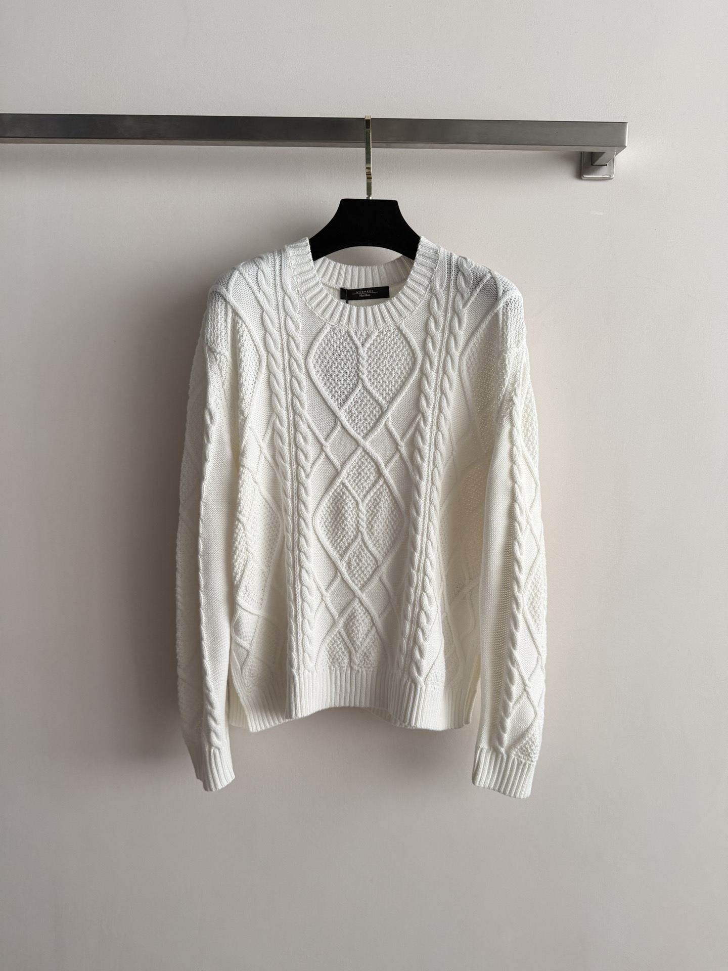 NO:693822,Ma*Mar*'s new pullover knitted vintage twist texture is classic and attractive. The round neck design is simple and elegant. It shows your temperament when worn alone. It can also be easily worn as an inner layer to give off the low-key and high-end feeling of old money style. It is very fashionable for daily outings. One of the must-have wardrobe items SML-,,19860909Ma*Mar*新款套头针织复古麻花纹理经典又耐看,圆领设计简洁大方 单穿显气质,作为内搭也都能轻松穿出老钱风那种低调高级的感觉.日常出街随便一套就很有范衣橱必备单品之一SML-,,,Women's clothing