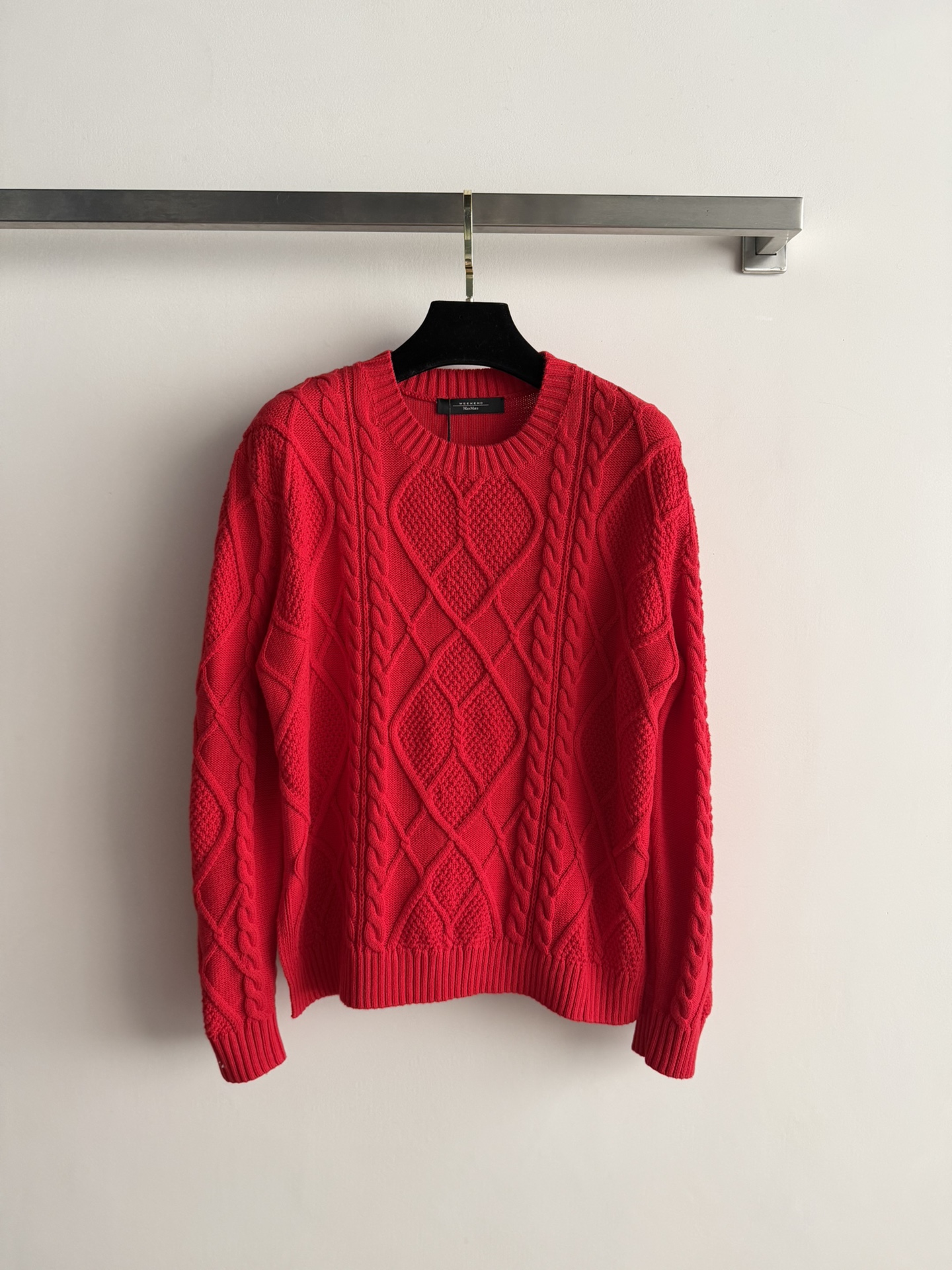 NO:689142,Ma*Mar*'s new pullover knitted vintage twist texture is classic and attractive. The round neck design is simple and elegant. It shows your temperament when worn alone. It can also be easily worn as an inner layer to give a low-key and high-end feeling of old money style. It is very fashionable for daily outings. One of the must-have items in the wardrobe is SML-, Maxmara-Clothing,19860909Ma*Mar*新款套头针织复古麻花纹理经典又耐看,圆领设计简洁大方 单穿显气质,作为内搭也都能轻松穿出老钱风那种低调高级的感觉.日常出街随便一套就很有范衣橱必备单品之一SML-,麦丝玛拉-服装,,Women's clothing