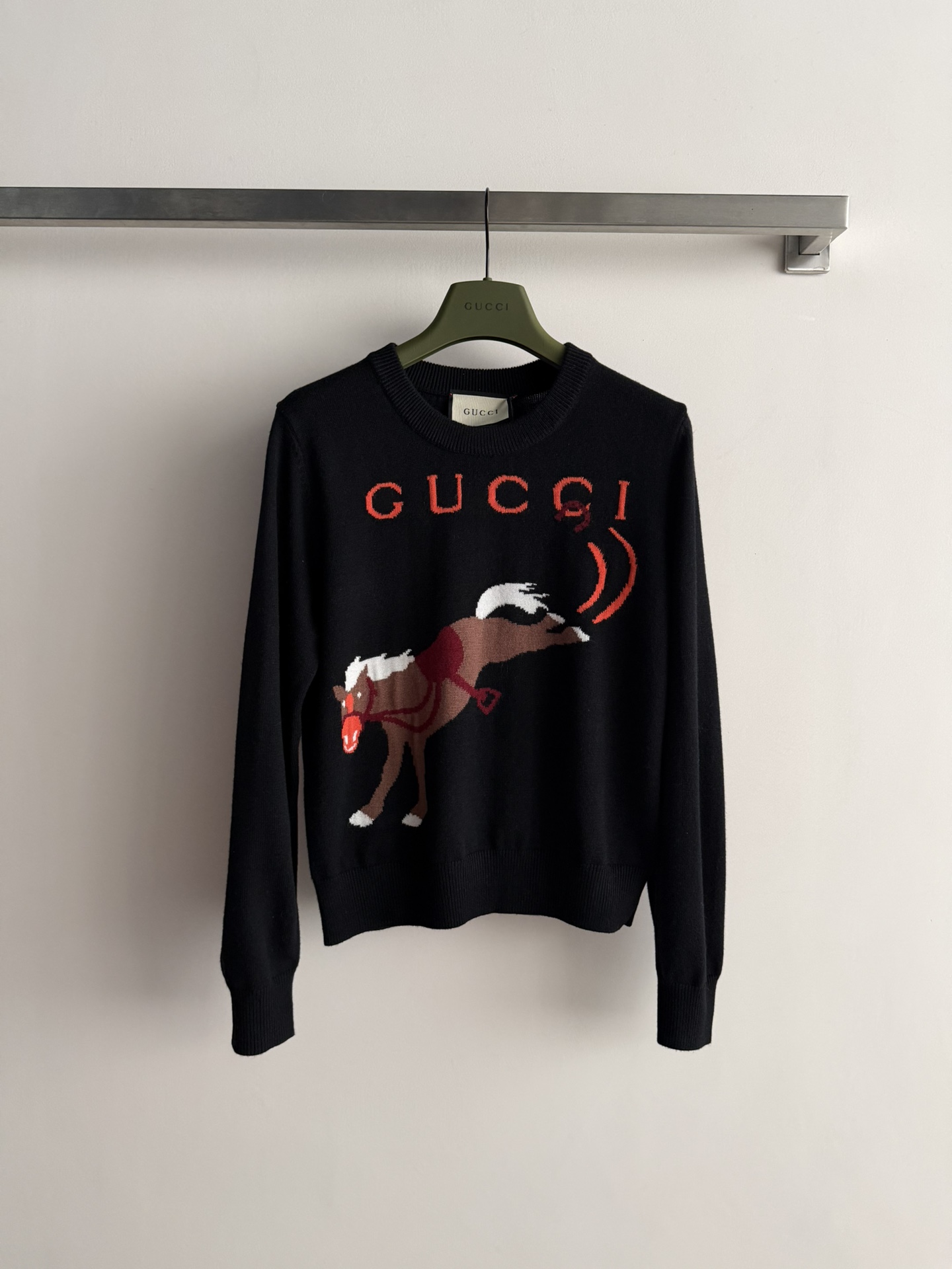 NO:693825,GUCC*26 new Year of the Horse limited series sweater with ribbed collar and cuffs that are not easily deformed, pony contrasting pattern design, full wool texture, soft, comfortable and warm, close-fitting upper body, easy to match with the New Year atmosphere SML-,,gucci,19860909GUCC*26新款马年限定系列针织衫罗纹领口袖口不易变形,小马撞色图案设计感拉满羊毛质地柔软舒适保暖,贴身版型上身随意搭配 轻松拿新年氛围感SML-,,gucci,,Women's clothing