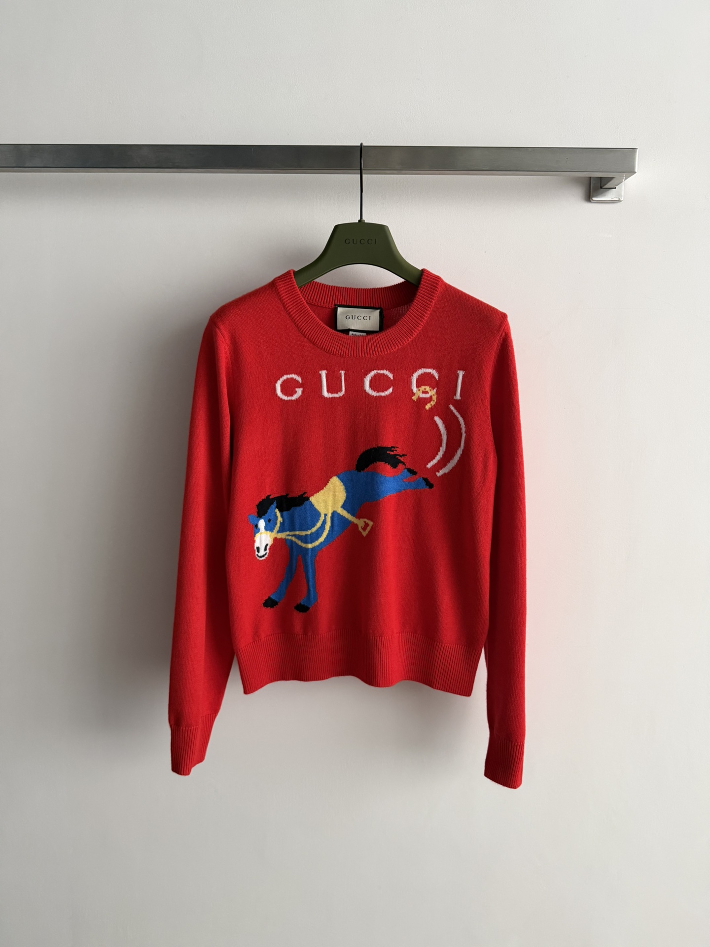 NO:689140,GUCC*26 new Year of the Horse limited series knitted sweater with ribbed collar and cuffs that are not easily deformed, pony contrasting color pattern design, full wool texture, soft, comfortable and warm, close-fitting upper body, easy to match with the New Year atmosphere SML-, Gucci-clothing, gucci, gucci,19860909GUCC*26新款马年限定系列针织衫罗纹领口袖口不易变形,小马撞色图案设计感拉满羊毛质地柔软舒适保暖,贴身版型上身随意搭配 轻松拿新年氛围感SML-,古驰-服装,gucci,gucci,,Women's clothing