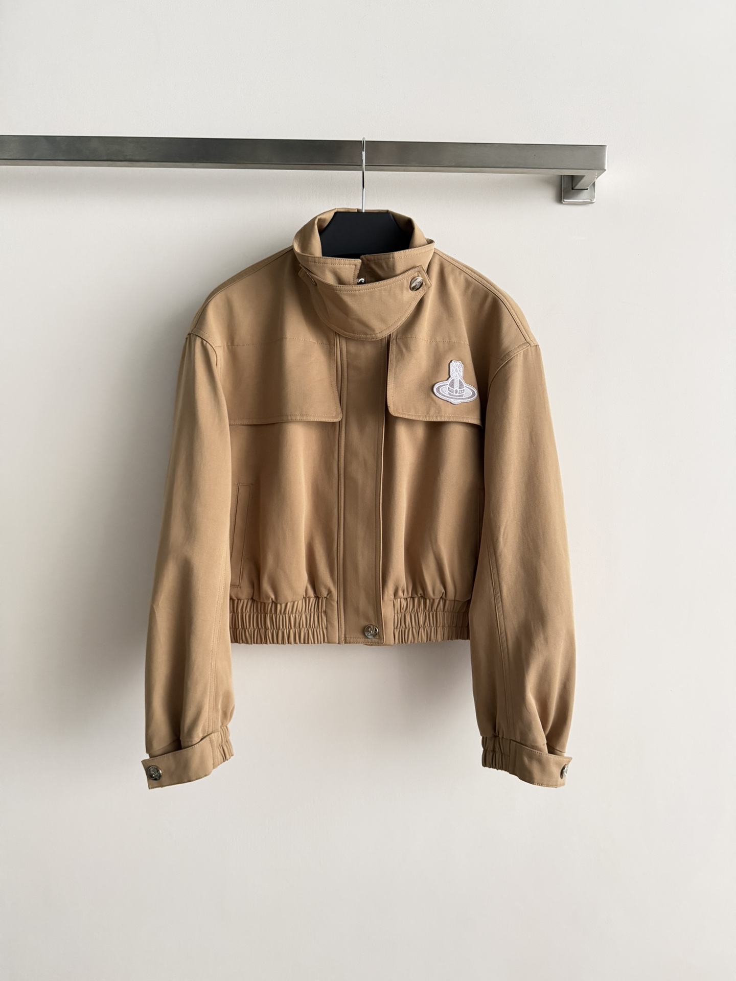 NO:689149,Vivienne Westwoo*26SS new short jacket adopts a stand-up collar design, and the classic Saturn embroidery logo on the chest highlights the brand tone. There are buttons at the placket, and the hem and cuffs are elasticated. The overall style is casual and practical. Pair with high-waisted pants or skirts to optimize body proportions. Basic items such as simple white T-shirts and solid-color shirts can be worn inside to suit a variety of styles to create a casual retro look. SML-, women's clothing, skirts, jackets & coats, shirts,19860909Vivienne Westwoo*26SS新款短款夹克采用立领设计,胸前经典土星刺绣标识彰显品牌调性 衣襟处有纽扣,下摆和袖口为松紧式设计,整体风格休闲且兼具实用性搭配高腰裤或半身裙以优化身材比例,内搭简约白T、纯色衬衫等基础款单品适配多种风格,打造休闲复古造型SML-,女装,skirts,jackets & coats,shirts,,Women's clothing