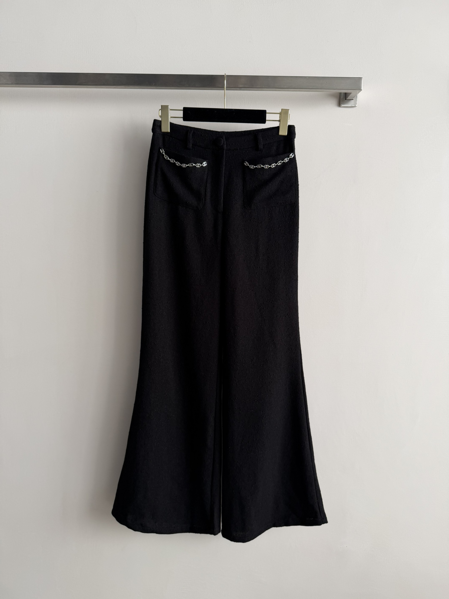 NO:695144,CHANE*26 early spring new series of boot-cut trousers are minimalist boot-cut, with double pocket decoration and double-C chain design, which instantly enhances the sense of sophistication, simple and versatile. The version is super good. Highly recommended for minimalist fashion essentials. The fabric is drapey and casual yet clean and neat, perfectly modifying the leg shape!  Recommended to be paired with a series of vests, full of fashion sense SML-,,chanel,19860909CHANE*26早春新款系列微喇长裤极简的微喇剪裁,搭配双口袋装饰 点缀双C链条设计,精致感瞬间提升,简约又百搭 版型超好 强烈推荐极简主义时髦精必入,面料具有垂感随性中又透着一股干净利落,完美修饰腿型！推荐与系列马甲一套搭配 时尚感满满SML-,,chanel,,Women's clothing
