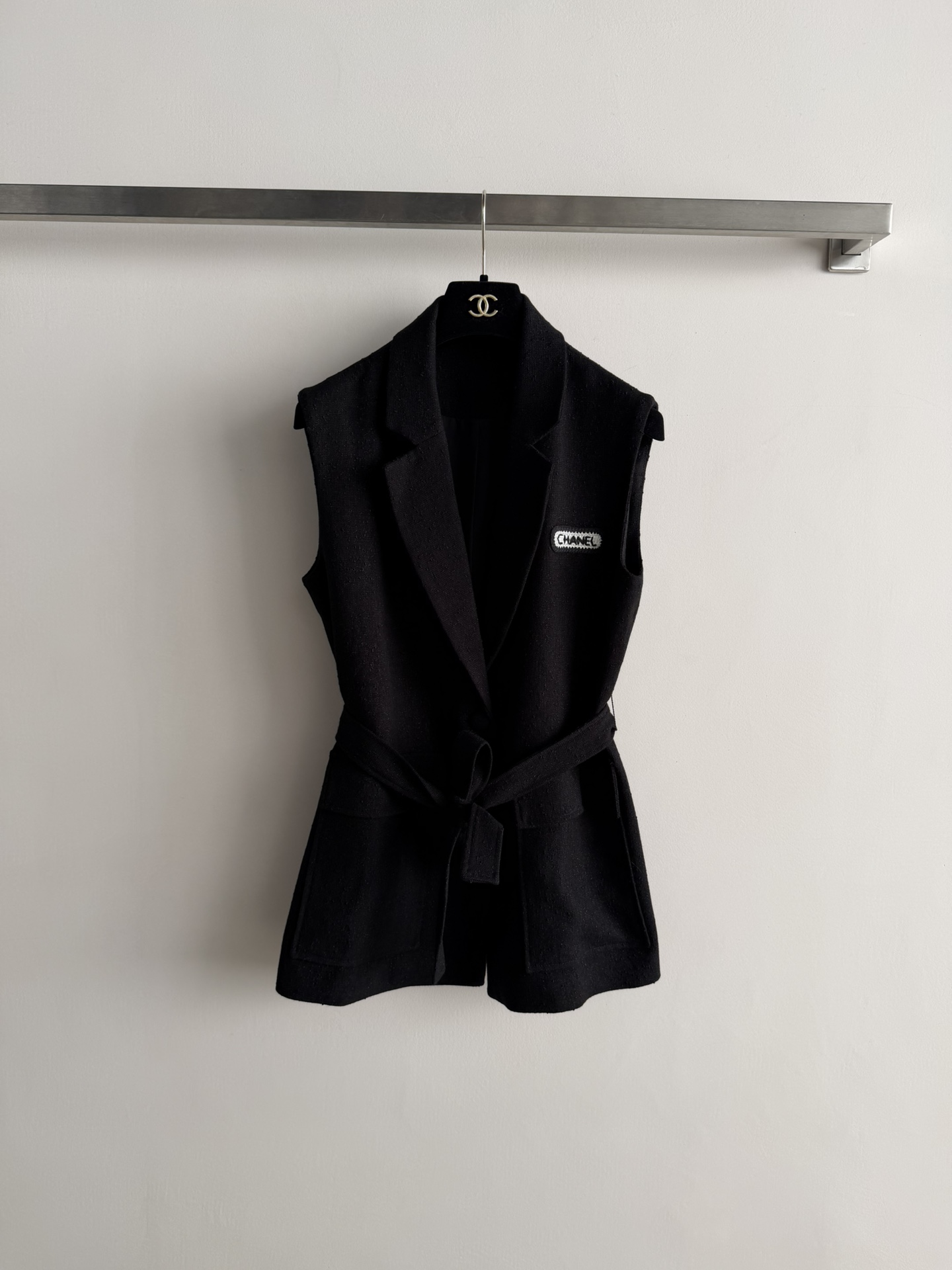 NO:695151,CHANE*26 early spring new style small fragrant vest, silhouette tailoring, large pocket design, logo letter pattern embroidery on the chest, perfect for practicality and style. The decoration of the belt allows the wearer to adjust it according to their own needs, making it more matchable. Its waistcoat design effect  It is easy to wear and has its own aura. The must-have c-position item is a vest that can be worn alone for a lazy and casual style. It is layered with rich blended tweed fabrics and has a good texture. The classic style gives an elegant style and is versatile for commuting and dating. SML-,,chanel,19860909CHANE*26早春新款小香风马甲,廓版型剪裁,大口袋设计,胸前logo字母图案刺绣实用性与造型感满分腰带的装饰让穿着者可根据自身需要去调整,搭配性更强其坎肩设计效果好穿又自带气场,必备的万能c位穿搭单品非马甲莫属单穿慵懒率性,叠搭层次丰富混纺粗花呢面料,质感很好,经典款型赋予优雅格调,通勤约会都百搭SML-,,chanel,,Women's clothing