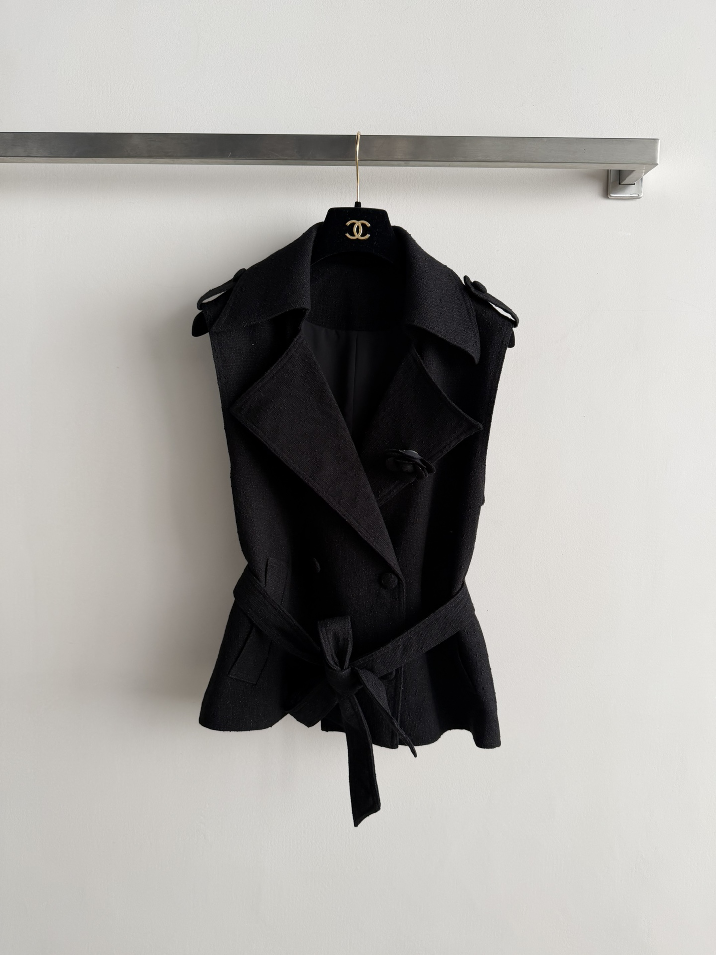 NO:695155,CHANE*26 early spring new style small fragrant vest, made of imported duffle fabric, gun lapel design, with a belt that is classic and slimming, embellished with flower brooches, full of sophistication and eye-catching, a universal C-position item, not exclusive to vests, worn alone, lazy and straightforward, rich in layering, elegant and temperamental, versatile style SML, chanel, brooch, breastpin,19860909CHANE*26早春新款小香风马甲,采用进口粗呢面料 枪驳领的版型设计,搭配腰带经典又显瘦点缀花朵胸针,精致感满满更吸引眼球万能C位穿搭单品,非马甲专属,单穿慵懒率性,叠搭层次丰富,优雅又气质的百搭款SML,,chanel,brooch，breastpin,,Women's clothing