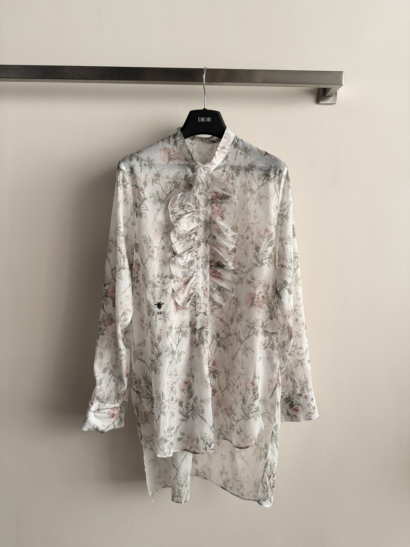 NO:695650,Dio*26 new spring and summer series printed stand-up collar shirt. The texture is light and soft. The fabric is fine and cool. The small stand-up collar is short in the front and long in the back. The version can be layered with long skirts. It can be beautifully worn with a belt and embellished with bee embroidery. It highlights the charm of the brand. The button half placket design is easy to put on and take off. The shoulder cuffs are well cut, making it more refined and fashionable. Clear and smart ~ SML-,, dior, skirts, shirts,19860909Dio*26春夏新款系列印花立领衬衫 质地轻薄柔软 面料细腻凉爽 小立领前短后长设计 版型可做长裙叠穿 可以搭配腰带美美穿搭点缀小蜜蜂刺绣工艺 彰显品牌的魅力调性 钮扣半开襟设计穿脱便利 肩部袖口裁剪得体 更显精致时髦洋气 清透又灵动～ SML-,,dior,skirts,shirts,,Women's clothing