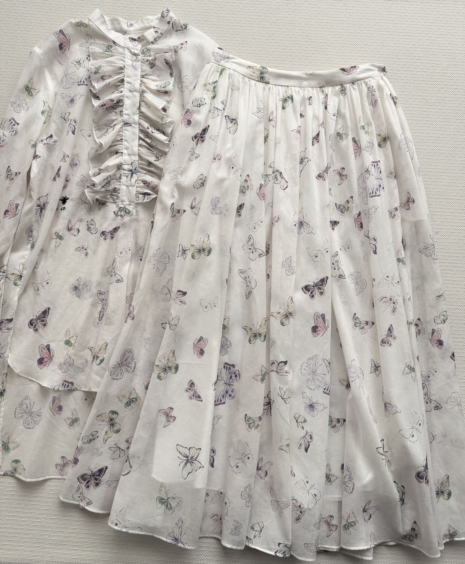 NO:695655,Dio*26 new spring and summer latest series of printed skirts are carefully made of custom-made YB cotton fabrics. The texture is breathable and skin-friendly. The light upper body is so comfortable. The oversized pleated skirt is made of enough material. The upper body is super grand. It shows high-end elegance. SML-,,dior,skirts,19860909Dio*26春夏新款最新系列印花半身裙定制YB棉质面料精心制作 质感透气亲肤 轻飘飘的上身好舒服 超大收褶裙摆用料很足 上身超大气 尽显高级优雅气质SML-,,dior,skirts,,Women's clothing