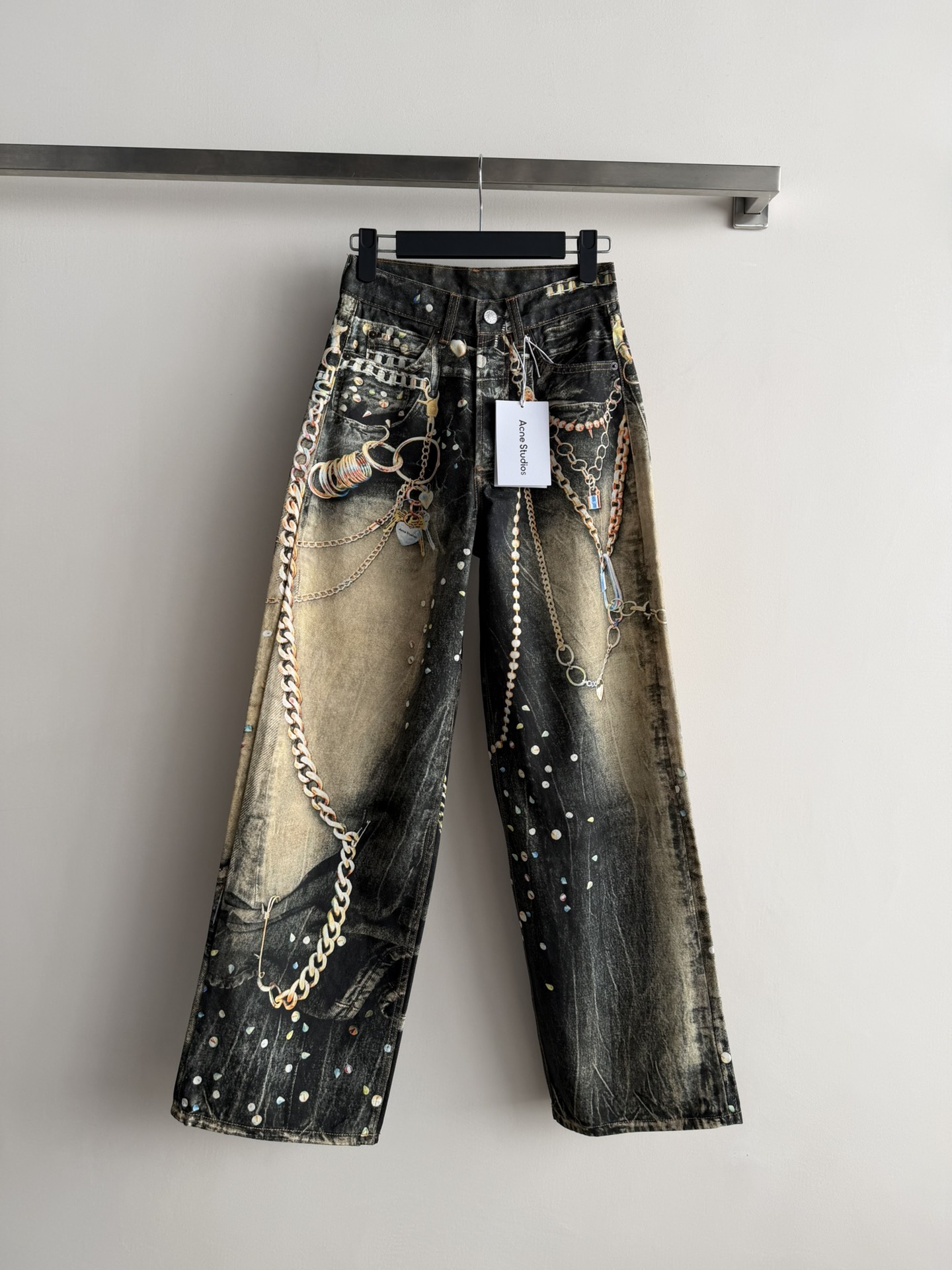 NO:695616,Acne Studio*2026 New Year limited black gold chain jeans, distressed washed denim + metal chain & beads, retro and avant-garde needlework, 1981 straight version, same style for men and women, loose and comfortable, chain details are super layered, sweet and cool style is easy to master!  Limited to the New Year, pair it with a simple top or a red sweater to create a festive atmosphere. A must-have for fashionistas!  SML,,acne studios,dior,jeans,sweaters,19860909Acne Studio*2026新春限定黑金链条牛仔裤,做旧水洗牛仔布+金属链条&钉珠,复古又前卫针,1981直筒版型,男女同款,宽松舒适,链条细节超有层次感,甜酷风格轻松拿捏！新春限定,搭配简约上衣或红色毛衣,节日氛围感拉满.时髦精必入！SML,,acne studios,dior,jeans,sweaters,,Women's clothing