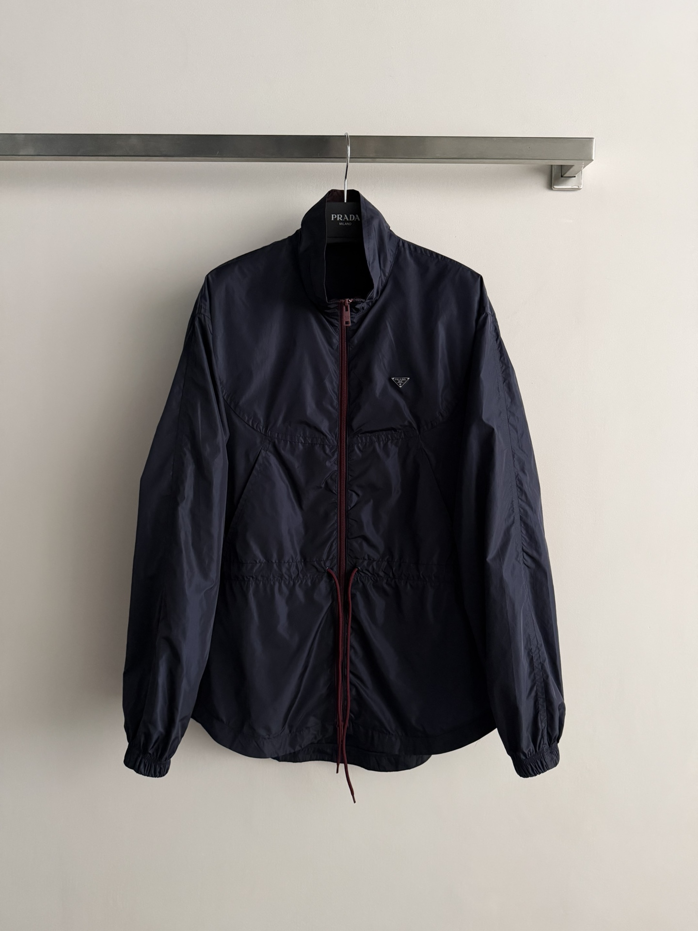 NO:695644,Prad*26SS new stand-up collar windbreaker jacket with classic regenerated nylon fabric. Loose fit and waist design to hide the lean body. The triangular logo decoration on the chest highlights the brand tone. The contrasting color of the lapel and chest zipper is just right to add a better sense of style. The visual effect is rich and the lazy casual style can be transformed into multiple styles in seconds. A wardrobe must-have SML-, prada, jackets & coats,19860909Prad*26SS新款立领冲风衣外套经典再生尼龙面料 宽松版型加收腰设计藏肉显瘦 胸前三角徽标装饰彰显品牌调性 翻领和胸口拉链撞色统一到恰到好处 增加更好造型感 视觉效果丰富慵懒休闲风格拿捏住了秒变多重风格 衣橱必备SML-,,prada,jackets & coats,,Women's clothing