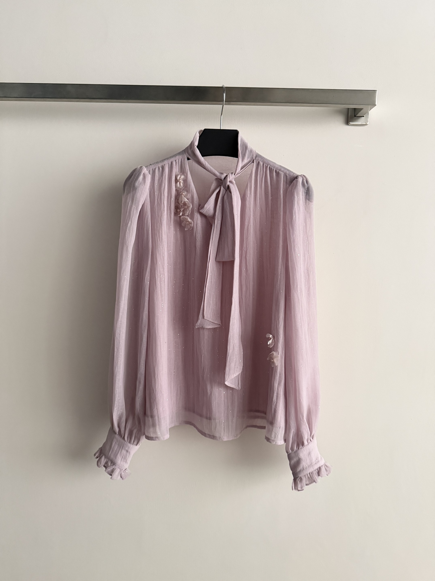 NO:695660,26 new early spring French sweet and spicy style bow shirt, this shirt is French sweet and spicy style, light and breathable fabric, pink and white are super fairy and gentle, ribbon bow neckline + three-dimensional flower decoration, full of details. Micro puff sleeve design, tightened cuffs, retro and slimming, perfect for spring and summer!  It can be worn alone or layered with a coat. It can be easily used for commuting, dating and daily life. It is age-reducing and elegant. The French romantic atmosphere is full of two-color SML, jackets & coats, shirts,1986090926早春新款法式甜辣风蝴蝶结衬衫,这款衬衫是法式甜辣风,轻薄透气面料,粉色与白色都超仙超温柔,飘带蝴蝶结领口+立体花朵装饰,细节满满计.微泡泡袖设计,袖口收紧,复古又显瘦,春夏穿超合适！可单穿也能叠搭外套,通勤、约会、日常都能轻松驾驭,减龄又优雅,法式浪漫氛围感拉满两色SML,,jackets & coats,shirts,,Women's clothing