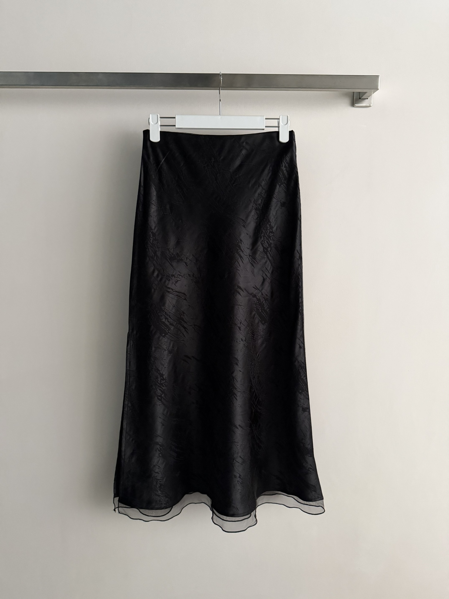 NO:695664,26 new early spring new smooth textured skirt, unique pleated texture + soft luster, high-end and elegant texture. Mid-length design, strong drape, super elegant when worn in spring and summer ~ versatile and suitable for commuting, dating, and formal occasions. It can be easily worn on commuting, dating, and formal occasions. It is great when layered with shirts or knitted. Simple and elegant style is easy to get! Two-color SML,, skirts, shirts,1986090926早春新款光滑肌理感半身裙,独特褶皱肌理+柔和光泽,质感高级又飘逸.中长款设计,垂坠感强,春夏穿超显气质～百搭不挑肤色通勤、约会、正式场合都能轻松驾驭上身舒适不易起皱,叠穿衬衫或针织都很出彩,简约优雅风格轻松get!两色SML,,skirts,shirts,,Women's clothing