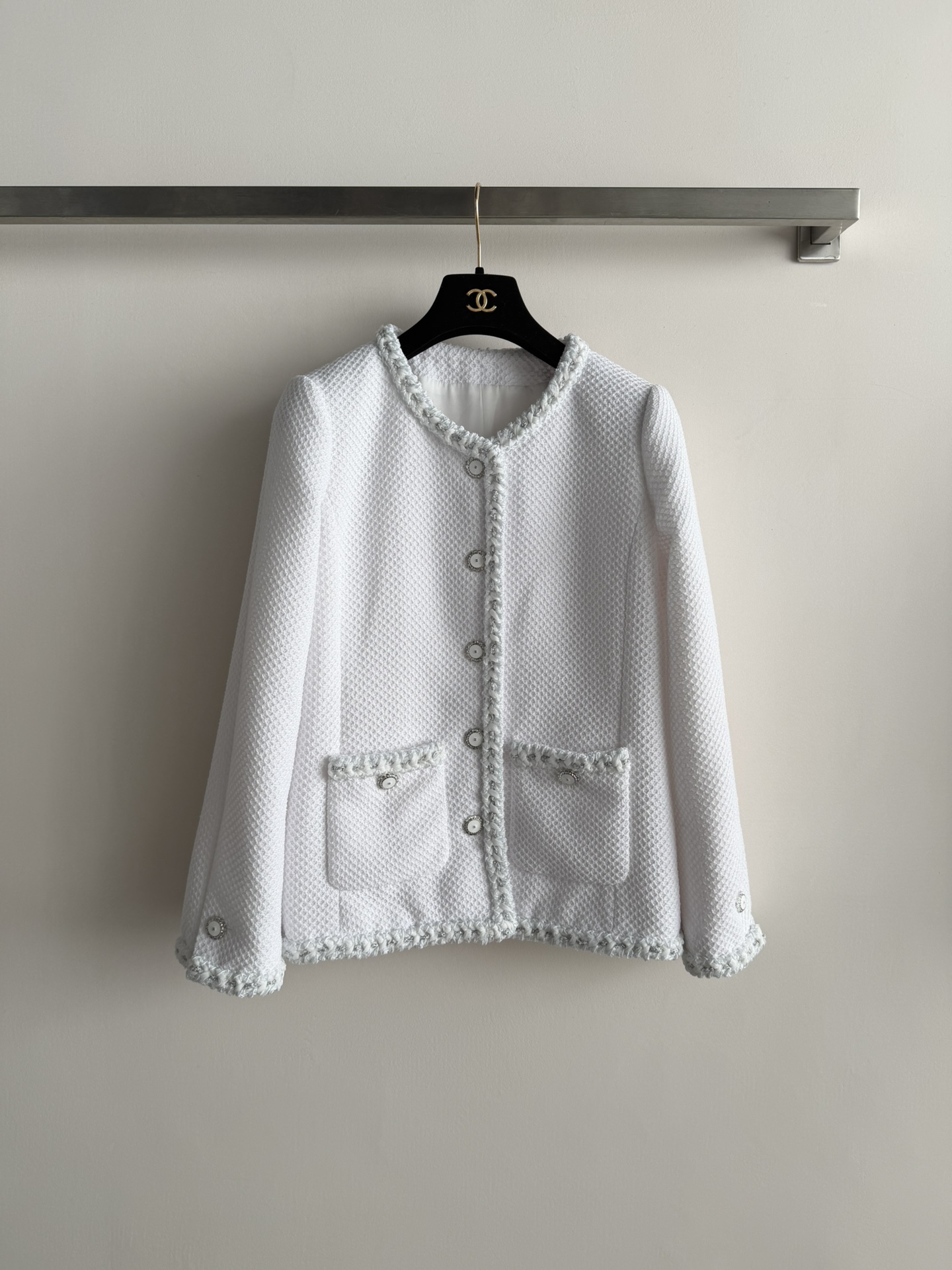 NO:695672,Chane*26SS new small fragrant style jacket, made of classic tweed material, soft and warm, perfect for early spring!  The single-breasted French-style elegant atmosphere fills two pockets. The decoration is practical and beautiful. The regular version design makes you taller and slimmer. It goes well with high-waisted pants or skirts~ The 26C series has exquisite details, low-key luxury, and can be easily used in daily or formal occasions. It is a must-have classic for Xiaoxiang!  Two-color SML,,chanel,skirts,jackets & coats,19860909Chane*26SS新款小香风外套,经典粗花呢材质,柔软又保暖,早春穿超合适！单排扣法式优雅氛围感拉满两个口袋装饰实用又好看,常规版型设计显高显瘦,搭配高腰裤或裙装都很出彩～26C系列细节精致,低调奢华,日常或正式场合都能轻松驾驭,是小香经典必入款！两色SML,,chanel,skirts,jackets & coats,,Women's clothing