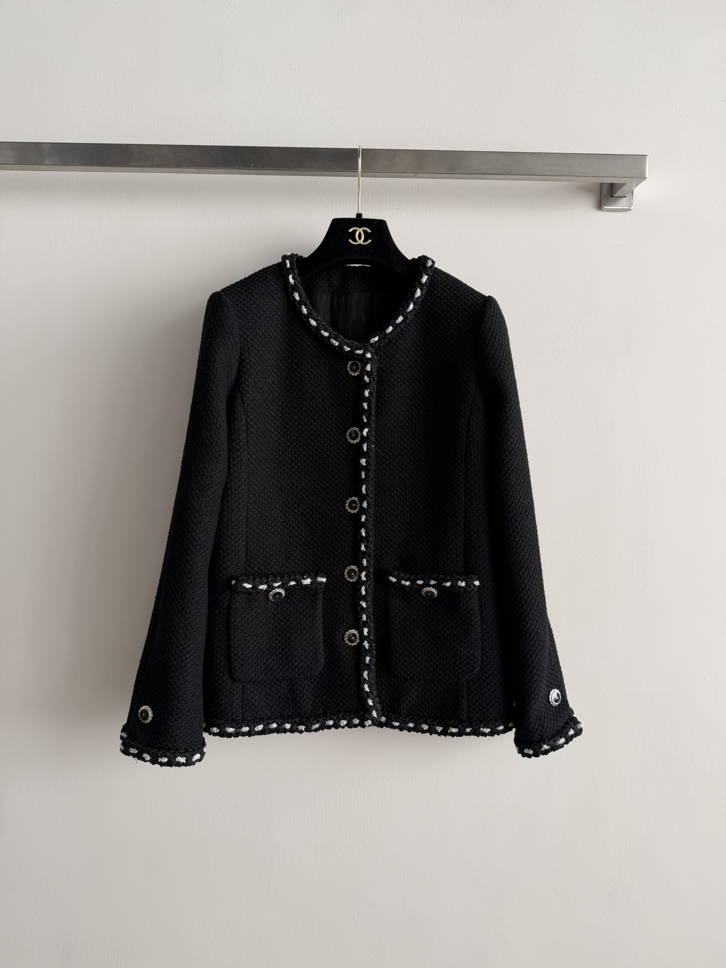 NO:695681,Chane*26SS new small fragrant style jacket, made of classic tweed material, soft and warm, perfect for early spring!  The single-breasted French-style elegant atmosphere fills two pockets. The decoration is practical and beautiful. The regular version design makes you taller and slimmer. It goes well with high-waisted pants or skirts~ The 26C series has exquisite details, low-key luxury, and can be easily used in daily or formal occasions. It is a must-have classic for Xiaoxiang!  Two-color SML,,chanel,skirts,jackets & coats,19860909Chane*26SS新款小香风外套,经典粗花呢材质,柔软又保暖,早春穿超合适！单排扣法式优雅氛围感拉满两个口袋装饰实用又好看,常规版型设计显高显瘦,搭配高腰裤或裙装都很出彩～26C系列细节精致,低调奢华,日常或正式场合都能轻松驾驭,是小香经典必入款！两色SML,,chanel,skirts,jackets & coats,,Women's clothing