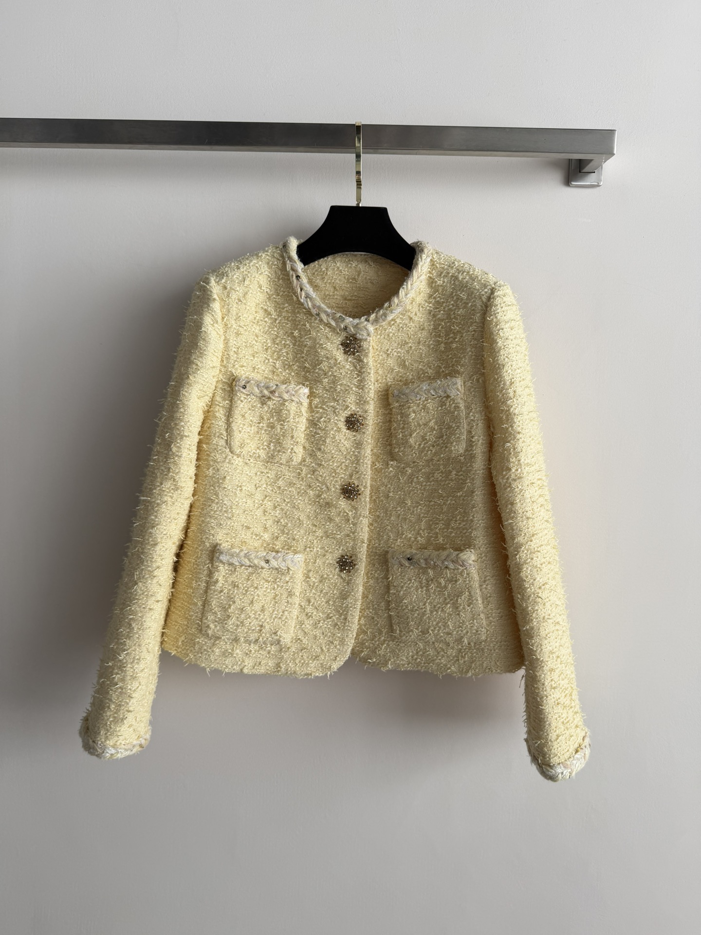 NO:695656,26 new style small fragrant tweed jacket, made of classic tweed fabric, blended wool and polyester fiber, with a crisp and warm texture, round neck design, four pockets, golden buttons, exquisite details, perfect elegance! The yellow color is soft and white, super versatile in autumn and winter, can be easily worn whether commuting or dating, it looks great with skirts or high-waisted pants, and can easily create a noble atmosphere SML,,skirts,jackets & coats,1986090926新款小香风粗花呢外套,采用经典粗花呢面料,混纺羊毛与聚酯纤维,质感挺括又保暖圆领设计四口袋,金色纽扣点缀,细节精致,优雅气质满分!黄色温柔显白,秋冬穿搭超百搭,无论通勤还是约会都能轻松驾驭,搭配裙装或高腰裤都很出彩,轻松打造贵气氛围感SML,,skirts,jackets & coats,,Women's clothing