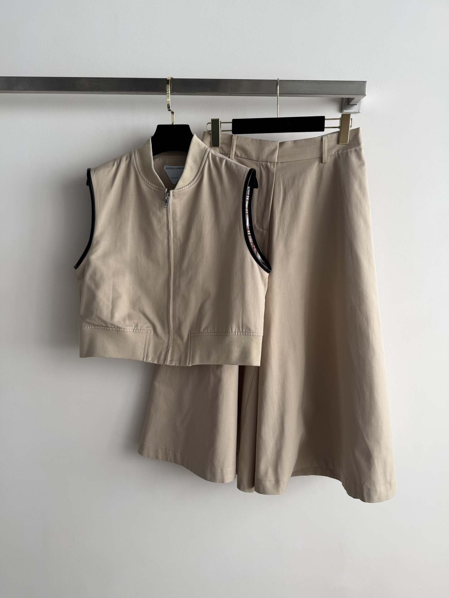 NO:695661,BOTTEGA VENET*26ss new casual suit. This sleeveless suit consists of a short zipper vest + high-waisted A-line skirt. It is fashionable, simple and elegant, and the light fabric is perfect for spring and summer!  The vest cuffs are designed with leather, adding a high-end zipper to make it easy to put on and take off. The high-waisted pants skirt is full of details to modify the shape of the legs. It hides the flesh very well and is of moderate length. It can be easily used for commuting and leisure. It can be worn as a set or separately. It is OK with sports shoes or sandals. It is easy to switch styles ~ two-color SML,, bottega veneta, sandals, sneakers, skirts,19860909BOTTEGA VENET*26ss新款休闲套装,这套无袖套装由短款拉链背心+高腰A字裤裙组成,时尚简约大方,轻薄面料超适合春夏穿！背心袖口拼皮设计,增添高级感拉链方便穿脱,细节感满满高腰裤裙修饰腿型,非常藏肉,长度适中,通勤休闲都能轻松驾驭.一套穿搭还是分开搭配都很百搭,配运动鞋或凉鞋都OK,轻松切换风格～两色SML,,bottega veneta,sandals,sneakers,skirts,,Women's clothing