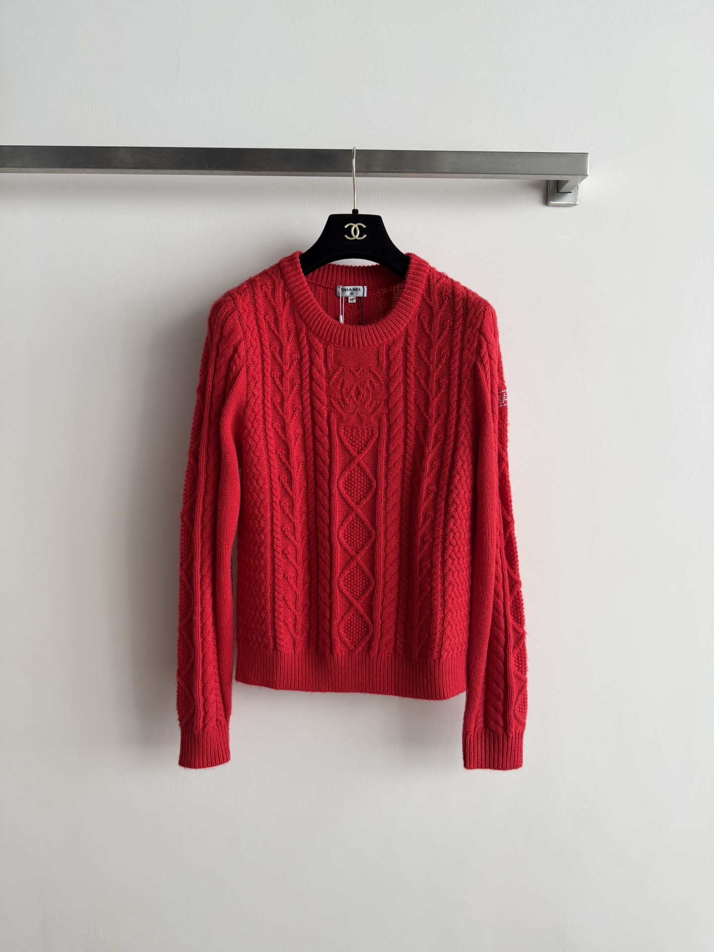 NO:696370,CHANE*25FW new pullover sweater with a round neck, simple and versatile texture, soft and comfortable texture, looks gentle whether worn inside or on its own. The regular version is comfortable and unrestricted on the upper body, and can be worn for daily commuting!  4 colors SML-,,chanel,19860909CHANE*25FW新款套头针织衫圆领简洁百搭,质感柔软舒适,不管内搭还是单穿都显温柔气质 常规版型上身自在无束缚,日常通勤都可穿！4色SML-,,chanel,,Women's clothing