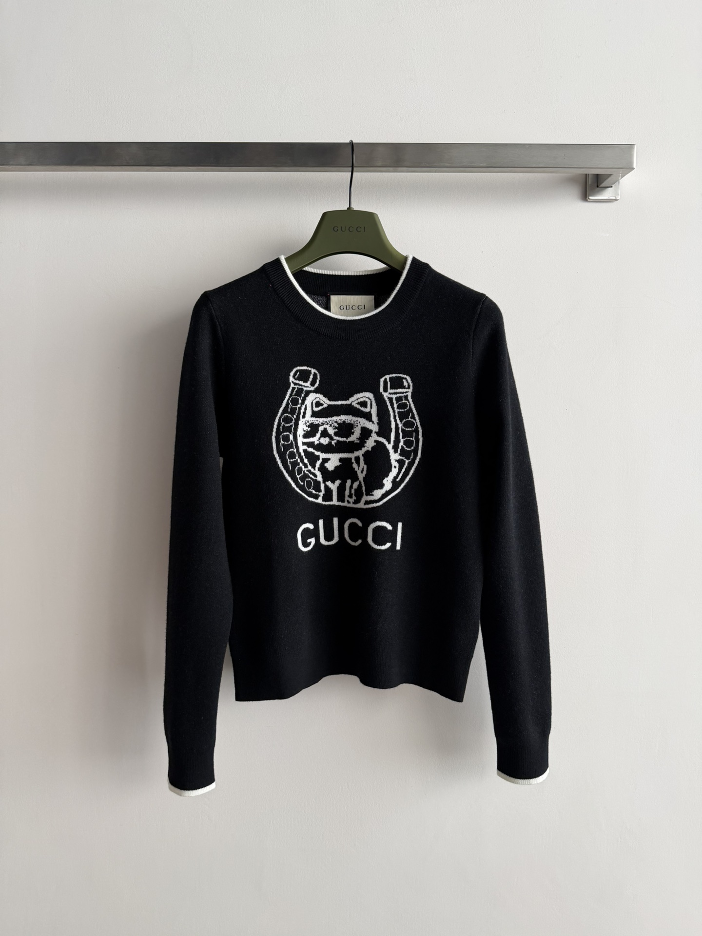 NO:696372,Gucc* lucky cat embroidered sweater, this cat embroidered pattern is simple and detailed. The lucky cat and horseshoe embroidery on the chest is super eye-catching, symbolizing luck and wealth, and the logo letters below are very recognizable. High-quality wool fabric, comfortable to wear, can be easily worn in daily or casual occasions. Pair it with jeans or casual pants, and you can easily get fashionable street style!  3 colors SML,,gucci,jeans,sweaters,19860909Gucc*幸运猫刺绣毛衣,这款猫刺绣图案 简约又有细节感.胸前幸运猫和马蹄铁刺绣超吸睛,象征幸运与财富,下方logo字母超有辨识度.羊毛高品质面料,穿着舒适,日常或休闲场合都能轻松驾驭.搭配牛仔裤或休闲裤,轻松get时尚街头风！3色SML,,gucci,jeans,sweaters,,Women's clothing