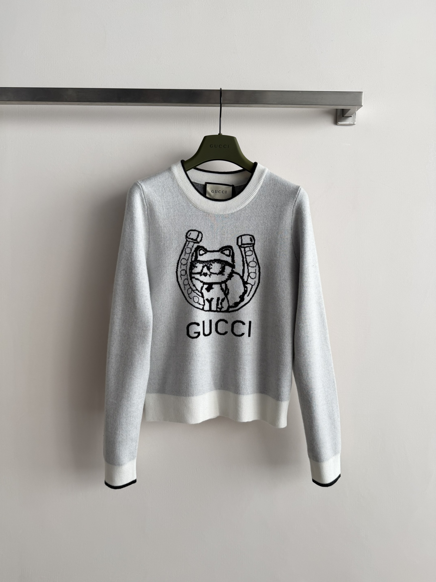 NO:696381,*Lucky cat embroidered sweater, this cat embroidery pattern is simple and detailed. The lucky cat and horseshoe embroidery on the chest is super eye-catching, symbolizing luck and wealth, and the logo letters below are very recognizable. High-quality wool fabric, comfortable to wear, can be easily worn in daily or casual occasions. Pair it with jeans or casual pants, and you can easily get fashionable street style!  3 colors SML,,jeans,sweaters,19860909*幸运猫刺绣毛衣,这款猫刺绣图案 简约又有细节感.胸前幸运猫和马蹄铁刺绣超吸睛,象征幸运与财富,下方logo字母超有辨识度.羊毛高品质面料,穿着舒适,日常或休闲场合都能轻松驾驭.搭配牛仔裤或休闲裤,轻松get时尚街头风！3色SML,,jeans,sweaters,,Women's clothing