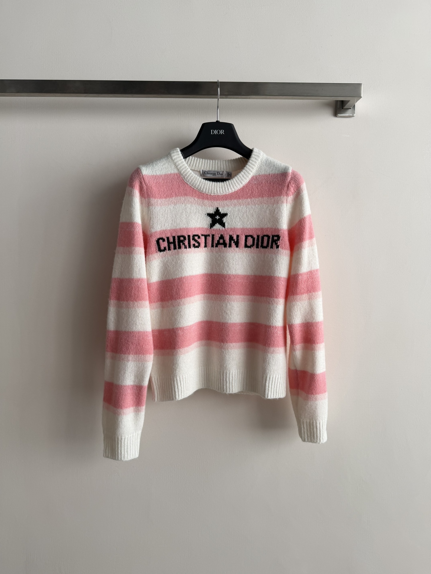 NO:696384,DIO*26SS new classic woolen sweater, contrasting stripe design, decorated with classic five-pointed star pattern, and LOGO letters, simple and versatile, breathable and comfortable, a sweet and must-have item for girls!  Three colors SML!  ,,dior,19860909DIO*26SS新款经典羊毛衫,撞色条纹设计,配以经典五角星图案装饰,搭配LOGO字母,简约百搭,透气舒适少女心爆棚,甜美必备单品！三个色SML！,,dior,,Women's clothing