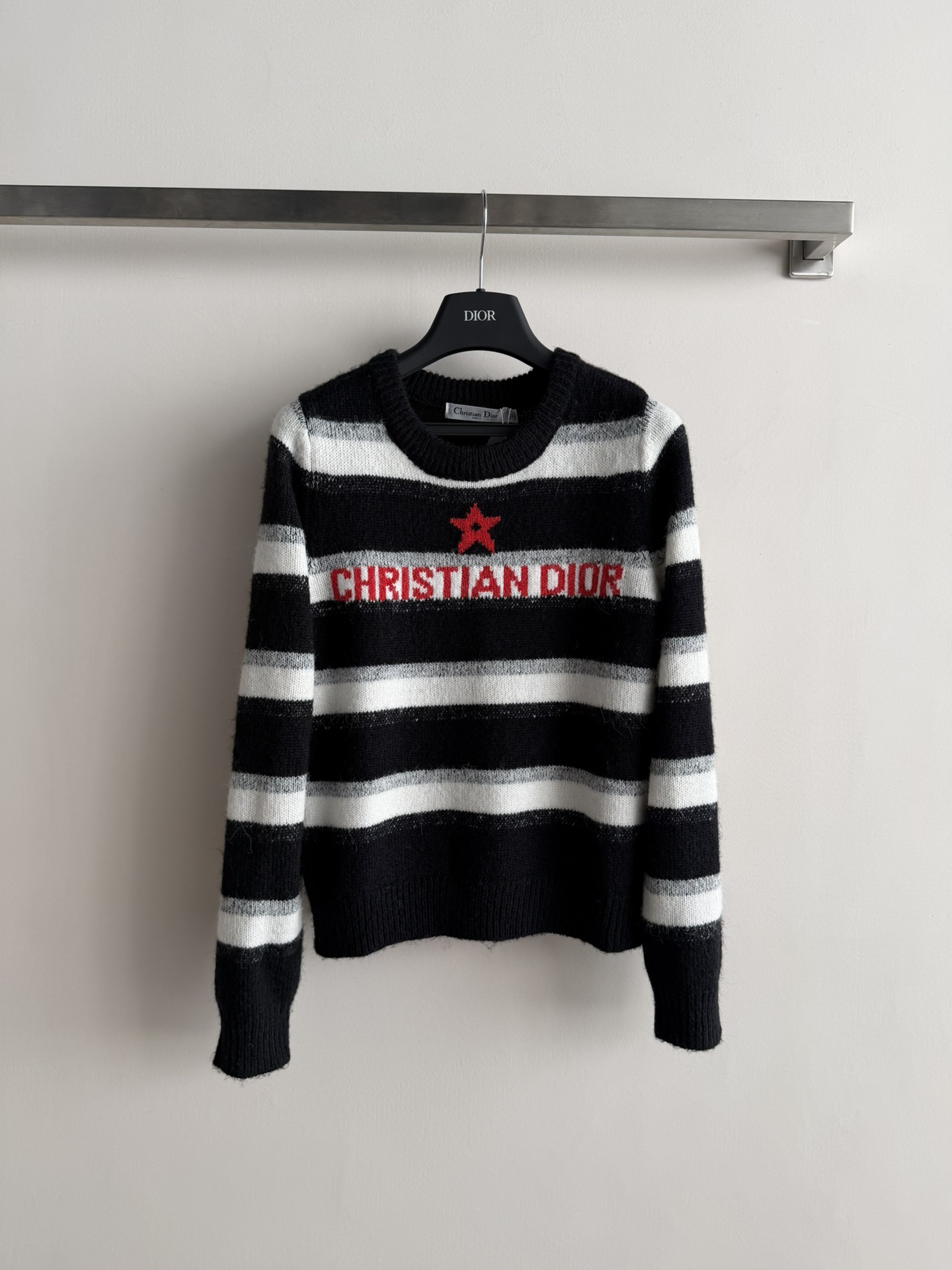 NO:696392,DIO*26SS new classic woolen sweater, contrasting stripe design, decorated with classic five-pointed star pattern, and LOGO letters, simple and versatile, breathable and comfortable, a sweet and must-have item for girls!  Three colors SML,,dior,19860909DIO*26SS新款经典羊毛衫,撞色条纹设计,配以经典五角星图案装饰,搭配LOGO字母,简约百搭,透气舒适少女心爆棚,甜美必备单品！三个色SML,,dior,,Women's clothing