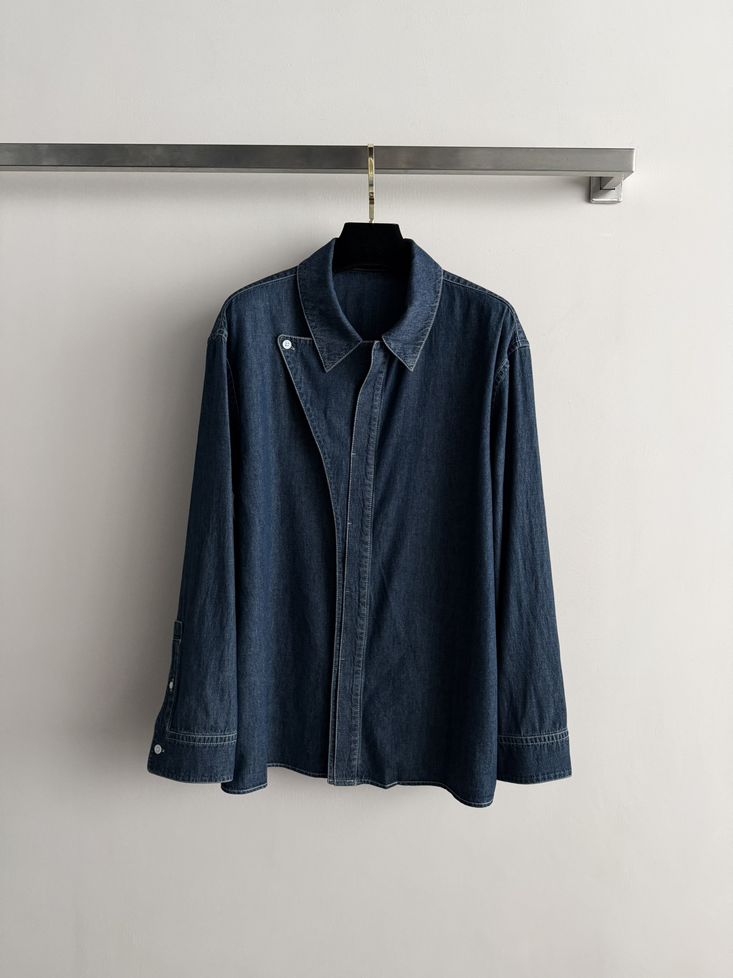 NO:696420,The new 26SS denim shirt is made of dark blue washed fabric, with a retro and distressed texture that is very atmospheric!  The classic lapel and slant placket design breaks the traditional symmetry and is fashionable and individual. The loose version is OK to wear alone or layered. When paired with T-shirts and knitted vests, you can easily switch between casual or sweet and cool styles ~ It can be easily controlled for daily commuting and street wear. It is a wardrobe must-have and versatile SML-, shirts, tees, t-shirt,19860909新款26SS牛仔衬衫 采用深蓝水洗面料,复古做旧质感超有氛围感！经典翻领斜门襟设计,打破传统对称,时髦又有个性.宽松版型,单穿or叠穿都很OK,搭配T恤、针织马甲都能轻松切换休闲or甜酷风～日常通勤、街头穿搭都能轻松驾驭,是衣橱必备百搭SML-,,shirts,tees，t-shirt,,Women's clothing