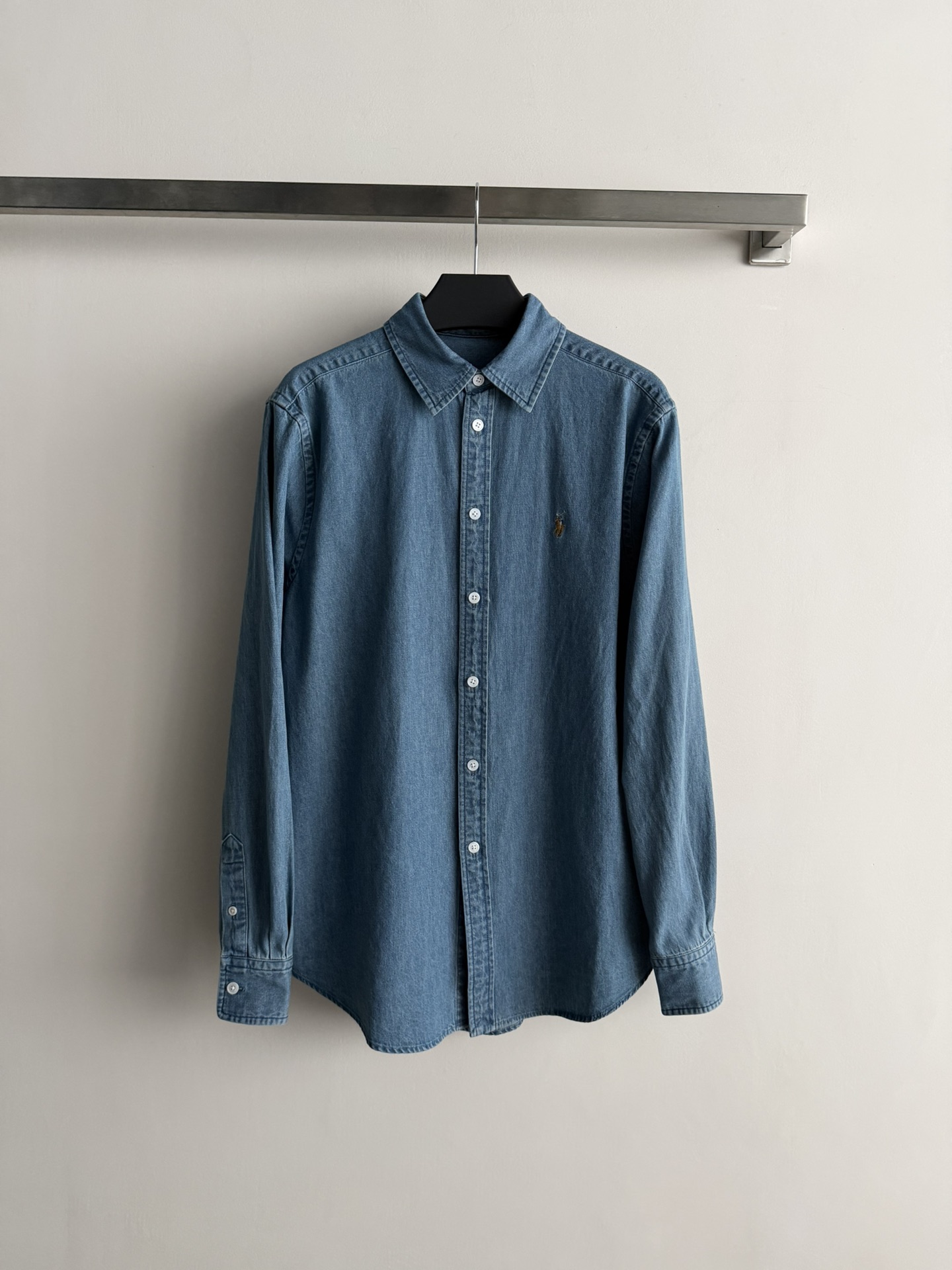 NO:696424,Ralph Laur*26SS new denim shirt is made of pure cotton washed denim. It has a crisp texture and comfortable texture. The colorful pony embroidery on the chest is very recognizable and has exquisite details. The regular version is easy to wear and can be worn alone or layered. It is a must-have in spring and autumn. It can easily create an American retro style. It is a classic wardrobe item SML-, loro piana, shirts,19860909Ralph Laur*26SS新款牛仔衬衫采用纯棉水洗丹宁布,质感挺括又舒适胸前彩色小马刺绣超有辨识度,细节精致,常规版型不挑人穿单穿或叠穿都很百搭,春秋季节必备,轻松打造美式复古风,衣橱经典单品SML-,,loro piana,shirts,,Women's clothing