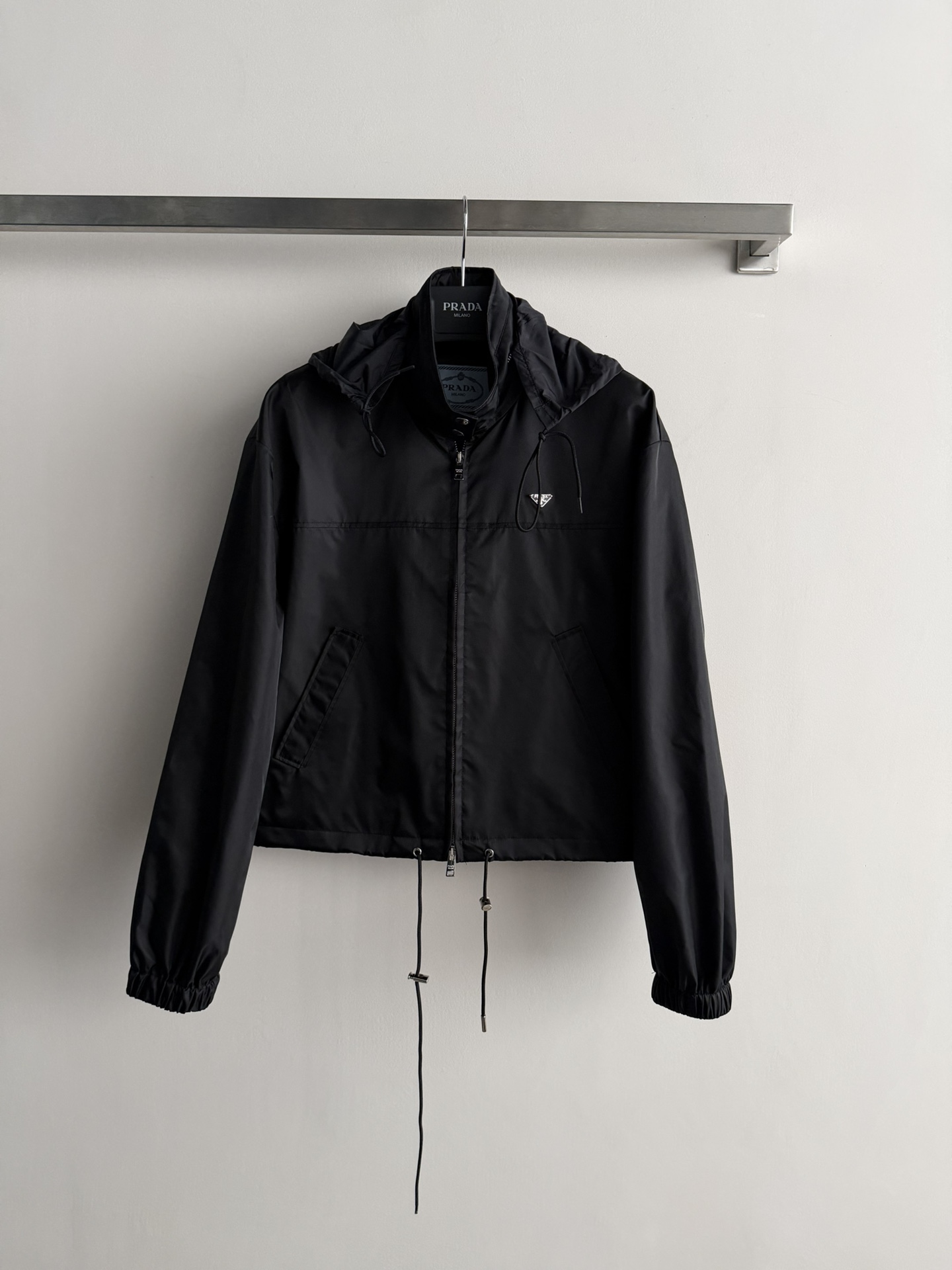 NO:696388,PRAD*26ss new short drawstring nylon jacket, made of thin nylon material, windproof and breathable, perfect for daily or outdoor use! The hooded drawstring design is practical and stylish, and the triangular logo on the chest low-key highlights the brand. The short cut makes you taller and slimmer, even if you are small.  Friendly, elastic cuffs make it more comfortable. Black is versatile and can be worn with casual pants, jeans, and sneakers. You can easily switch between multiple styles. It is a must-have item for your autumn and winter wardrobe! SML, prada, sneakers, jeans, jackets  & coats,hats,19860909PRAD*26ss新款短款抽绳尼龙夹克,轻薄尼龙材质,防风又透气,日常或户外都超适合!连帽抽绳设计,实用又有型,胸前三角Logo低调彰显品牌感.短款剪裁显高显瘦,小个子友好,袖口松紧收口更舒适.黑色百搭,休闲裤,牛仔裤,运动鞋随便搭,轻松切换多种风格,是秋冬衣橱必备单品!SML,,prada,sneakers,jeans,jackets & coats,hats,,Women's clothing