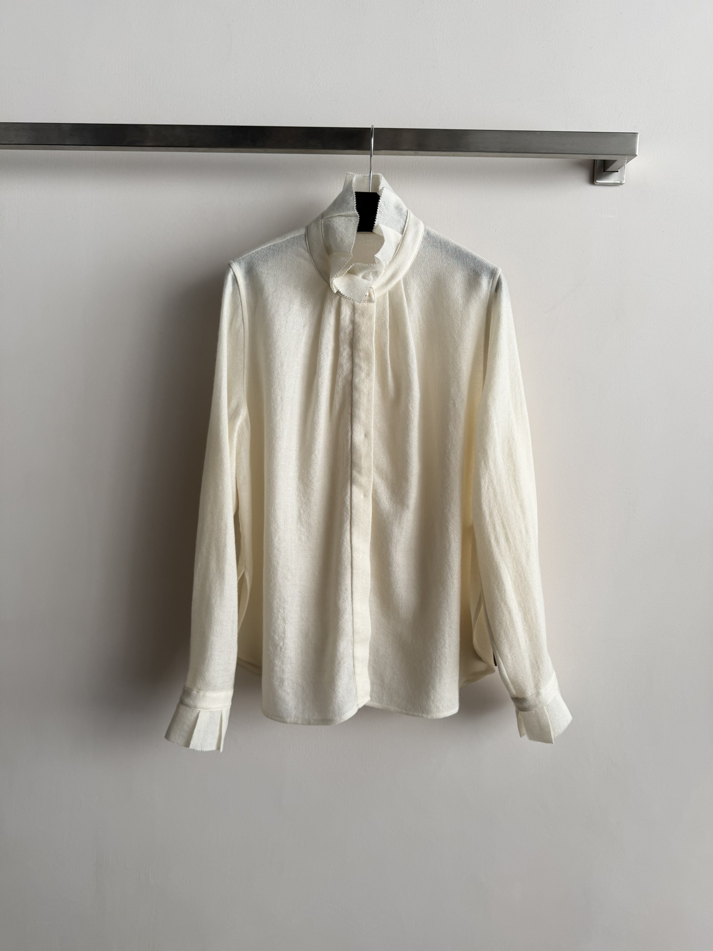 NO:696416,The long-sleeved shirt with a stand-up collar is made of soft, skin-friendly wool fabric and is very elegant. The stand-up collar has fungus lace details, which is full of layering and full of oriental charm. The apricot color has low saturation and is versatile regardless of skin color. It can be easily used in daily commuting. It looks great when worn alone or layered with coats and skirts. It is easy to create an intellectual and elegant atmosphere~SML,,skirts,shirts,19860909立领长袖衬衫,采用柔软亲肤羊毛面料超显气质.立领木耳花边细节,层次感满满,东方韵味十足.杏色低饱和度,百搭不挑肤色,通勤日常都能轻松驾驭.单穿或叠搭大衣,半裙都很出彩,知性优雅氛围感轻松拿捏~SML,,skirts,shirts,,Women's clothing