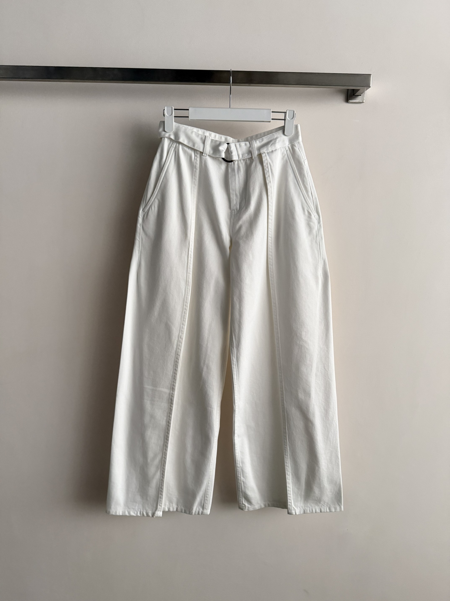 NO:696418,LOEW*26SS new belted jeans are made of denim washed fabrics with great texture. The waist is high and the hips are raised to make the upper body appear lazy and handsome. The leather logo logo is embellished on the back. The upper body is chic and eye-catching. It is cool and fashionable. Wear the trend of the high street!  SML,,loewe,jeans,19860909LOEW*26SS新款腰带牛仔裤丹宁水洗面料很有质感 高腰提臀上身巨显慵懒帅气 背后皮质logo标志点缀 别致亮眼上身酷帅时髦 穿出高街潮流！SML,,loewe,jeans,,Women's clothing