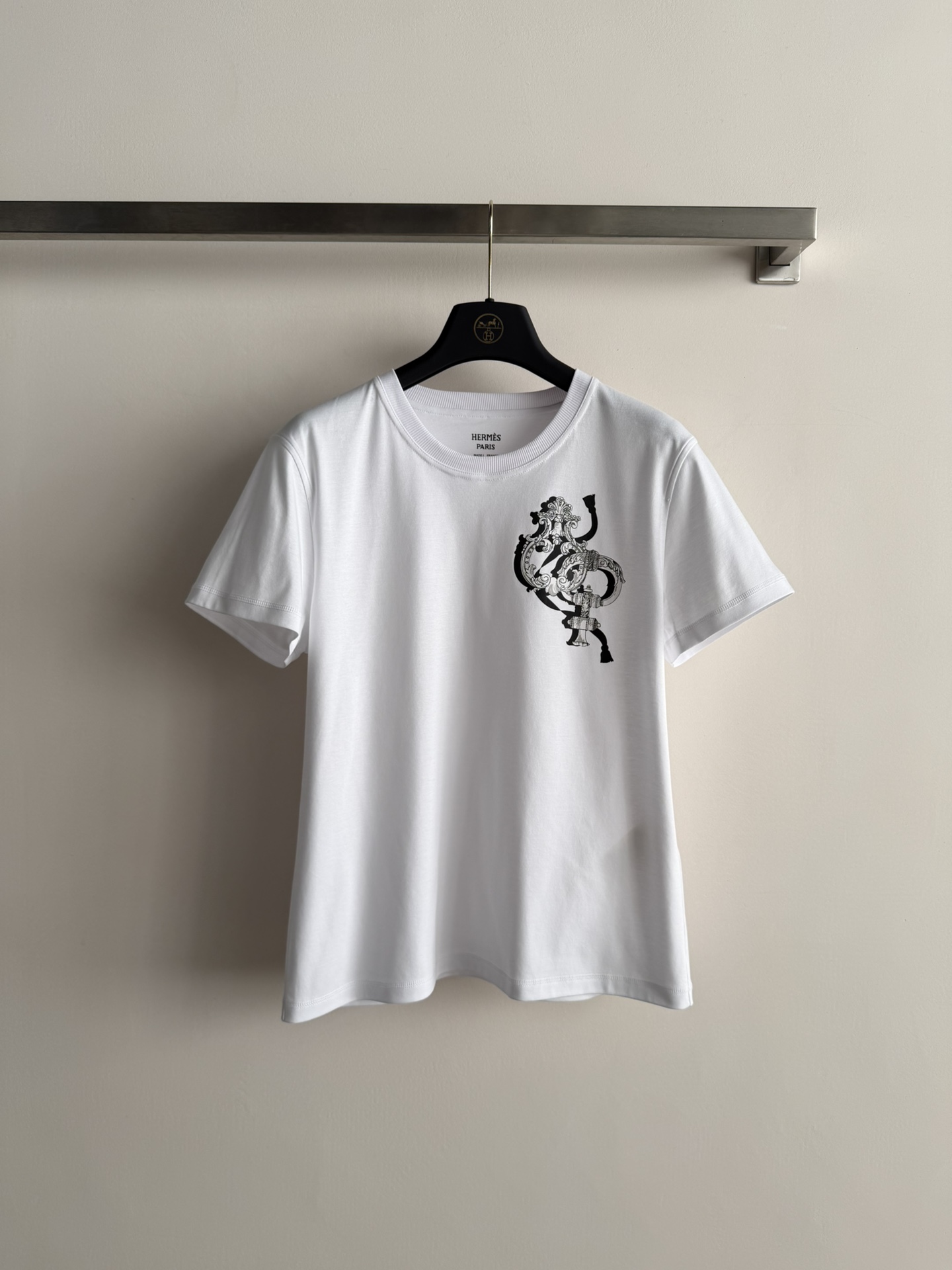 NO:697192,Herme*26SS new round neck short-sleeved T-shirt is made of pure cotton, soft and breathable, super comfortable to wear in summer!  The abstract print on the chest is very recognizable and full of brand sense. The round neck + shoulder cut are simple and fashionable, and can be easily worn in daily life or light luxury occasions. It looks great with jeans or skirts, and you can easily get a fashionable outfit!  3 colors SML,,hermes,skirts,jeans,T-shirt,tees,t-shirt,19860909Herme*26SS新款圆领短袖T恤,采用纯棉材质柔软透气,夏天穿超舒服！胸前抽象印花超有辨识度,满满品牌感计.圆领+正肩剪裁,简约又时髦,日常或轻奢场合都能轻松驾驭.搭配牛仔裤或半裙都很出彩,轻松get时尚穿搭！3色SML,,hermes,skirts,jeans,T-shirt,tees，t-shirt,,Women's clothing