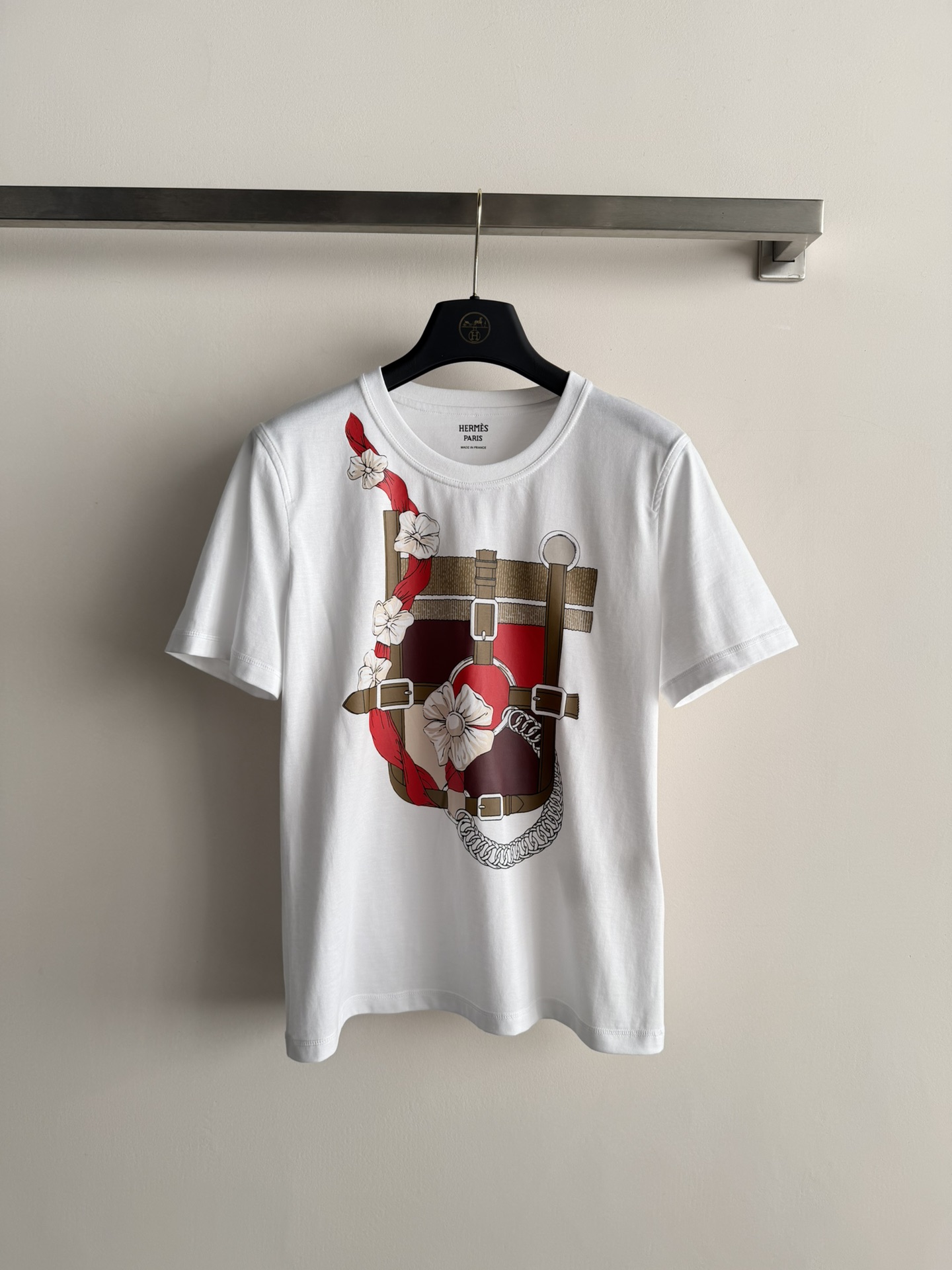 NO:697206,Herme*2026 spring and summer printed short-sleeved T-shirt, made of white cotton fabric, with floral chain pattern print on the front, super recognizable. Classic round neck + right shoulder cut.  It can be easily controlled for daily leisure, comfortable and fashionable!  The printing is full of details and continues the consistent high-end texture. It looks great with jeans or casual pants ~ two-color SML, hermes, jeans, T-shirt, tees, t-shirt,19860909Herme*2026春夏印花短袖T恤,白色棉质面料,正面是花卉锁链图案印花,超有辨识度 .经典圆领+正肩剪裁．日常休闲都能轻松驾驭,舒适又时髦！印花细节满满,延续了一贯的高端质感,随便搭牛仔裤或休闲裤都很出彩~两色SML,,hermes,jeans,T-shirt,tees，t-shirt,,Women's clothing