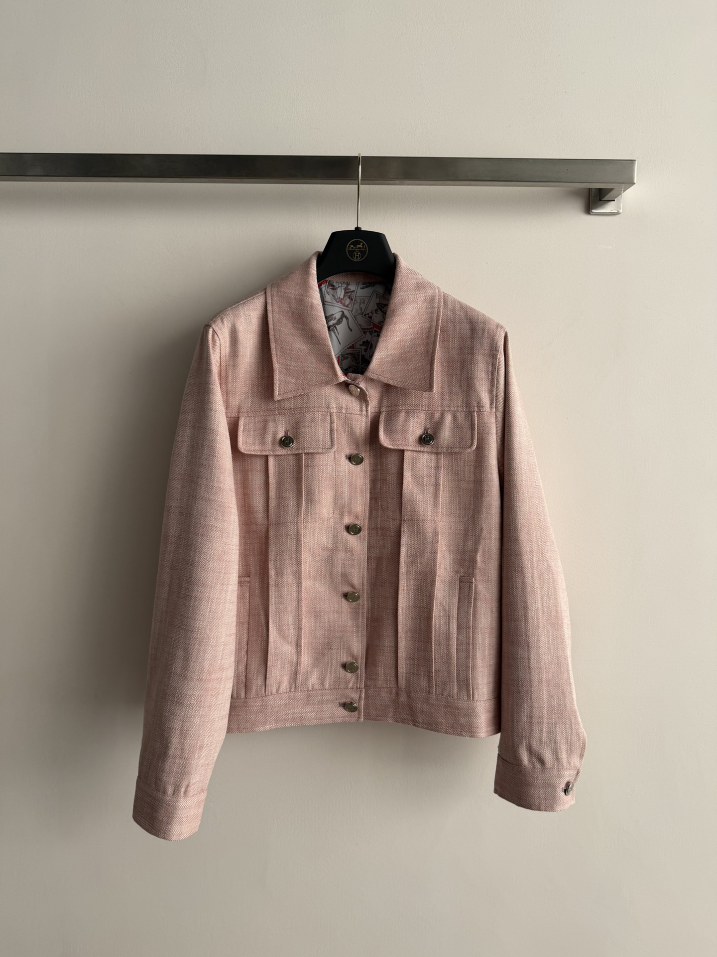 NO:697204,Herme*26 new linen jacket is made of custom-made imported linen, with fine and comfortable texture. The lapel is short and the upper body is cut to heighten the body proportions!  Multiple pockets + metal buttons on the front, practical and detailed, easy to match with jeans or skirts, suitable for commuting and leisure!  SML-,,hermes,skirts,jeans,jackets & coats,19860909Herme*26新款亚麻夹克定制进口亚麻材质,纹理细腻舒适 翻领短款剪裁上身拉高身材比例！正面多口袋+金属纽扣,实用又有细节感,轻松搭配牛仔裤或裙装,通勤休闲都能hold住！SML-,,hermes,skirts,jeans,jackets & coats,,Women's clothing