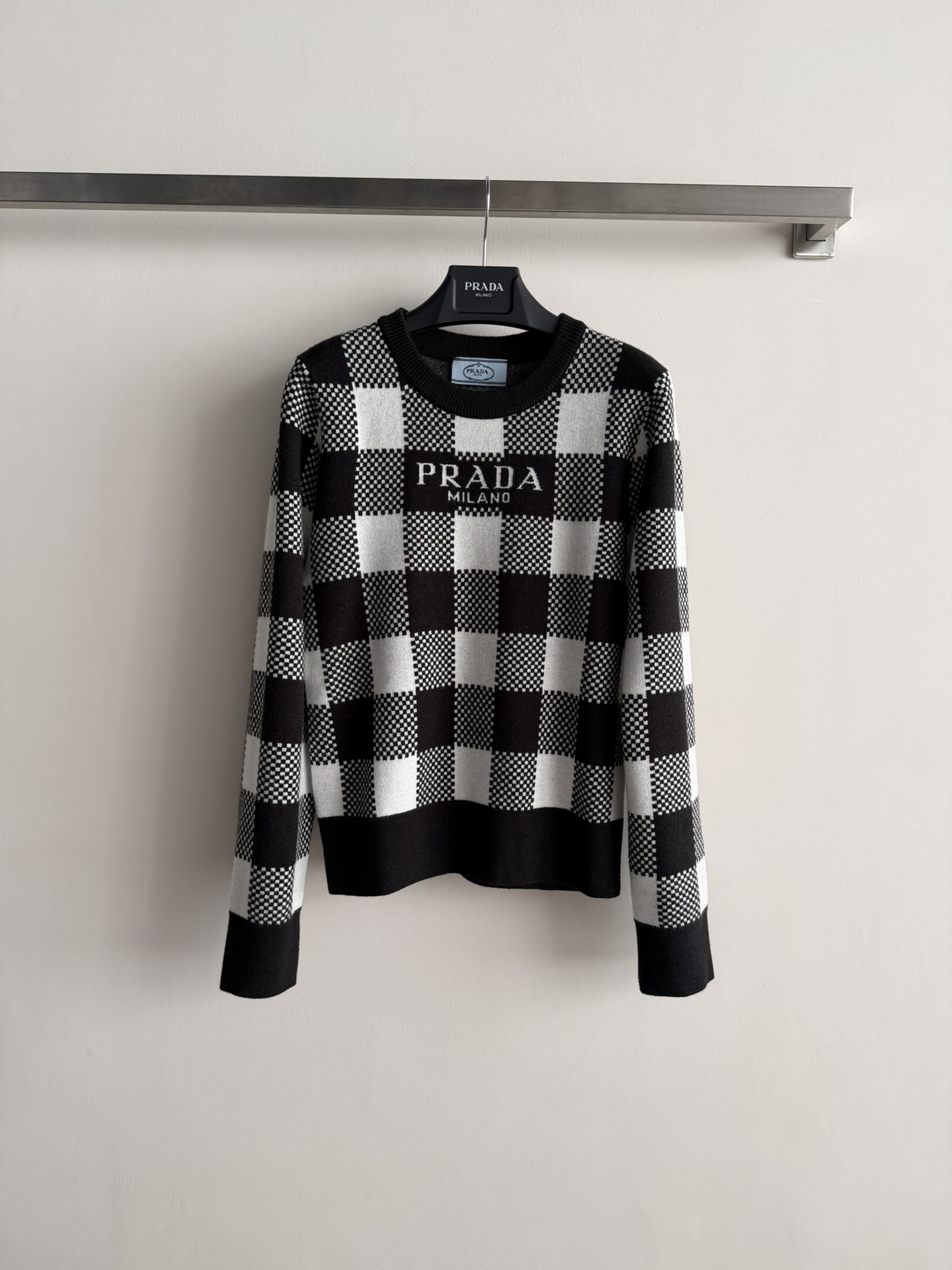 NO:697584,Prad*25FW new plaid long-sleeved knitted top, contrasting plaid round neck design, versatile and fashionable!  The fabric is soft and decorated with printed logo letters on the chest. It is a preppy style for girls. The regular version is not picky!  Three colors available: SML, prada,19860909Prad*25FW新款格纹长袖针织上衣,撞色格纹圆领设计 百搭气质又时髦！面料柔软材质 胸前logo字母印花装饰 学院风少女穿搭 常规版型不挑人！三色可选SML,,prada,,Women's clothing