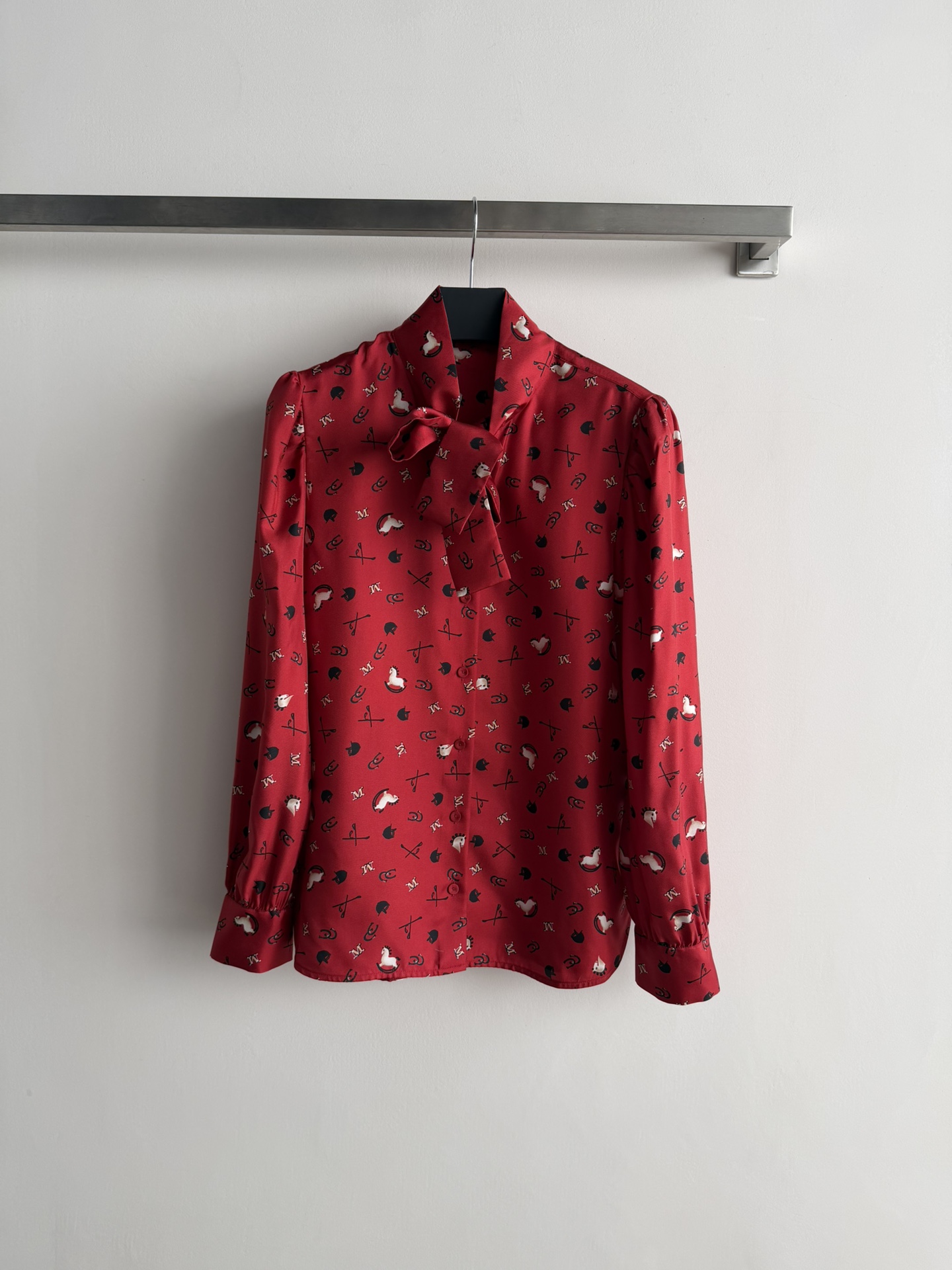 NO:697576,The new MaxMar*26 Spring and Summer Year of the Horse limited edition streamer shirt is made of silk twill and has a pleated design on the back. It is paired with slight lantern sleeves with a slightly retro charm to show more feminine charm. The horse print is combined with the brand letters. It is suitable for daily commuting. SML-,,real silk,19860909新款MaxMar*26春夏马年限定款飘带衬衣 采用真丝斜纹绸 背后收褶设计 搭配略带复古韵味的轻微灯笼袖 更显女性魅力 以马纹印花与品牌字母结合 日常通勤都SML-,,real silk,,Women's clothing